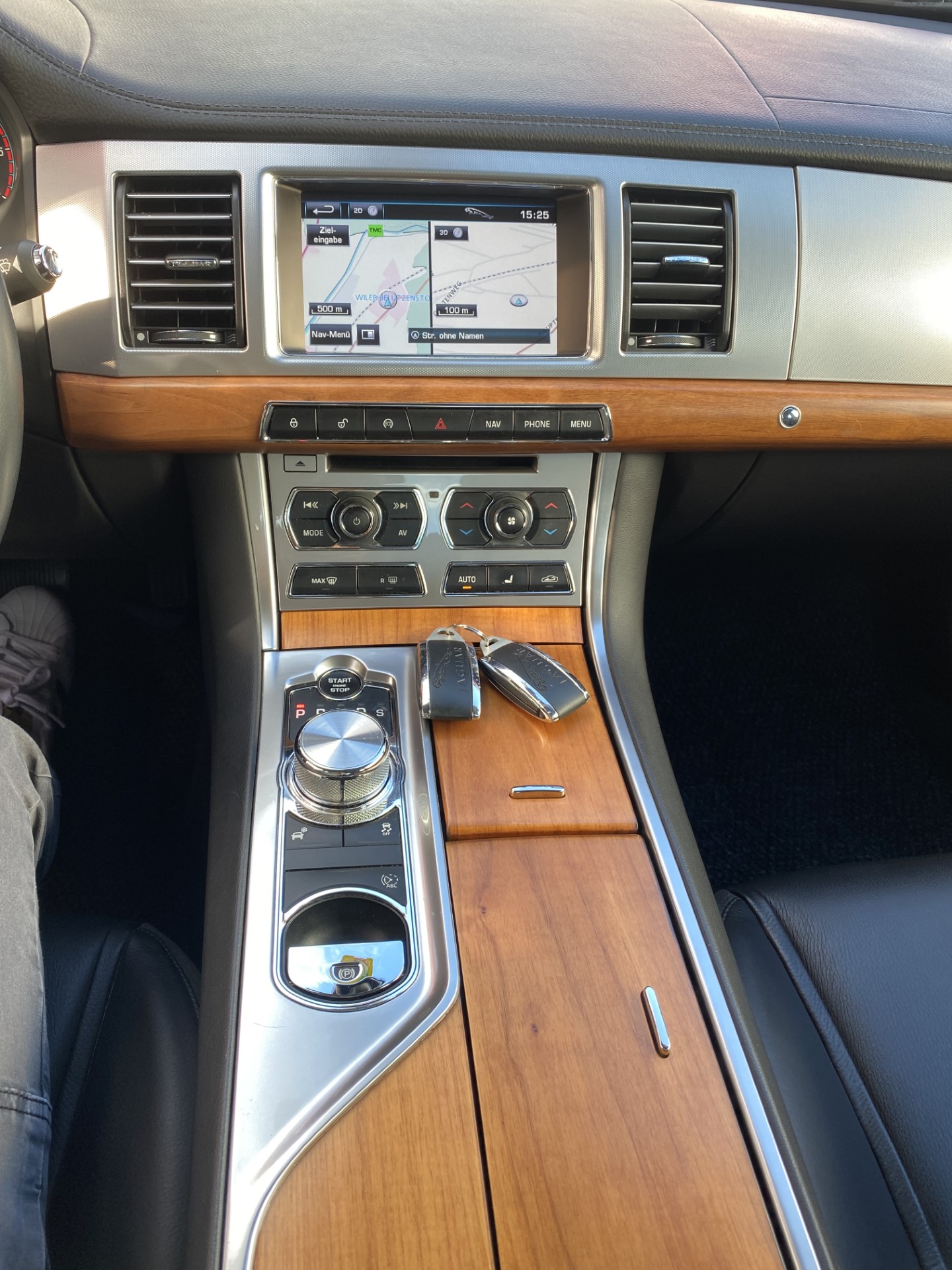 JAGUAR XF 2.2d-image-12