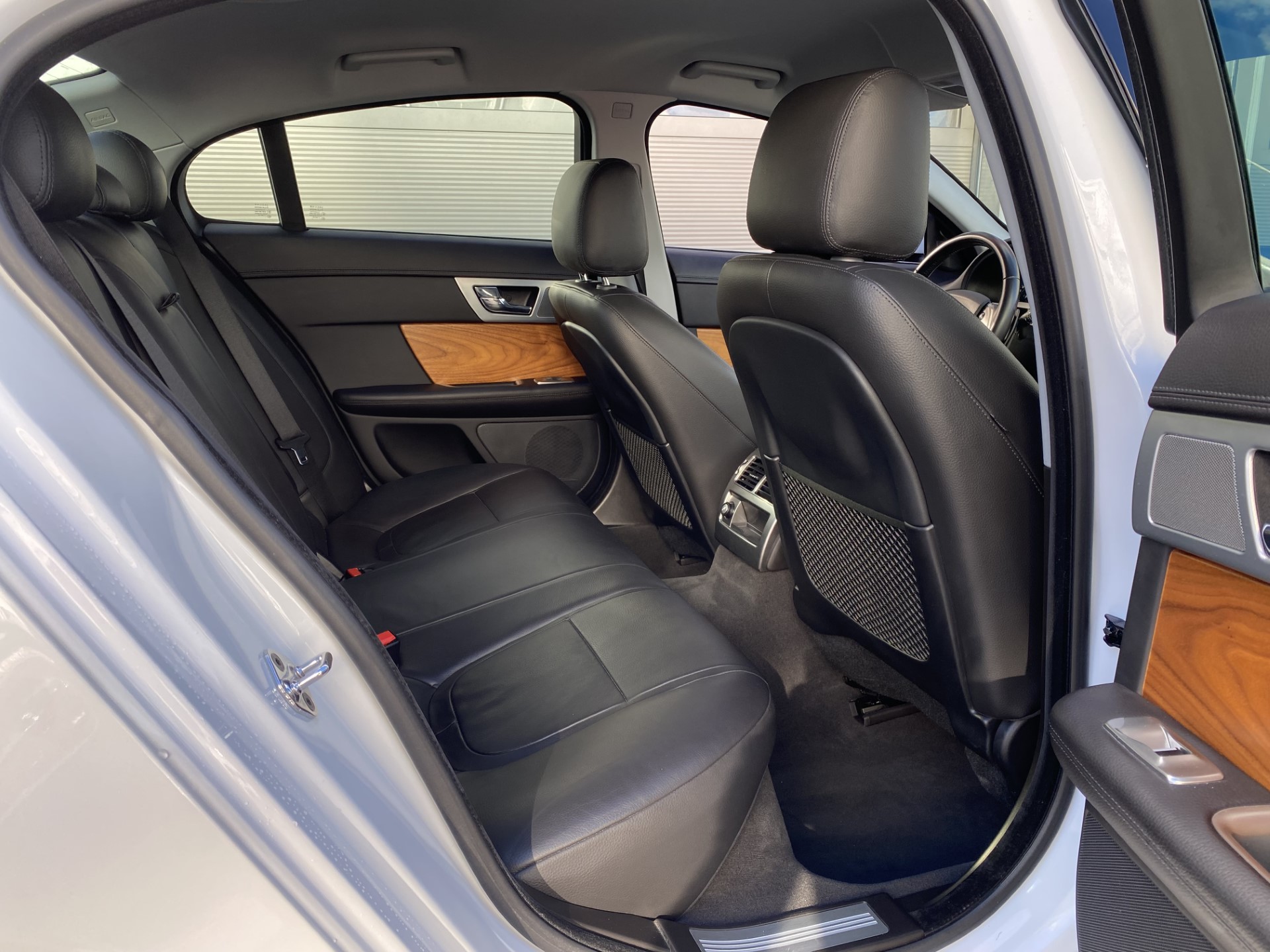 JAGUAR XF 2.2d-image-11