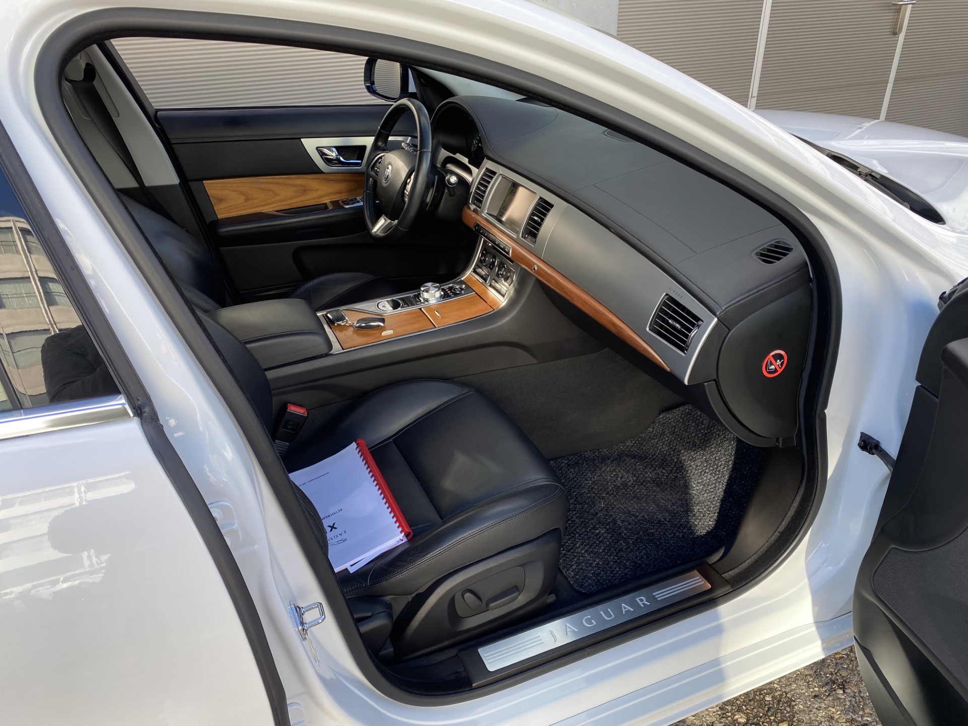 JAGUAR XF 2.2d-image-10