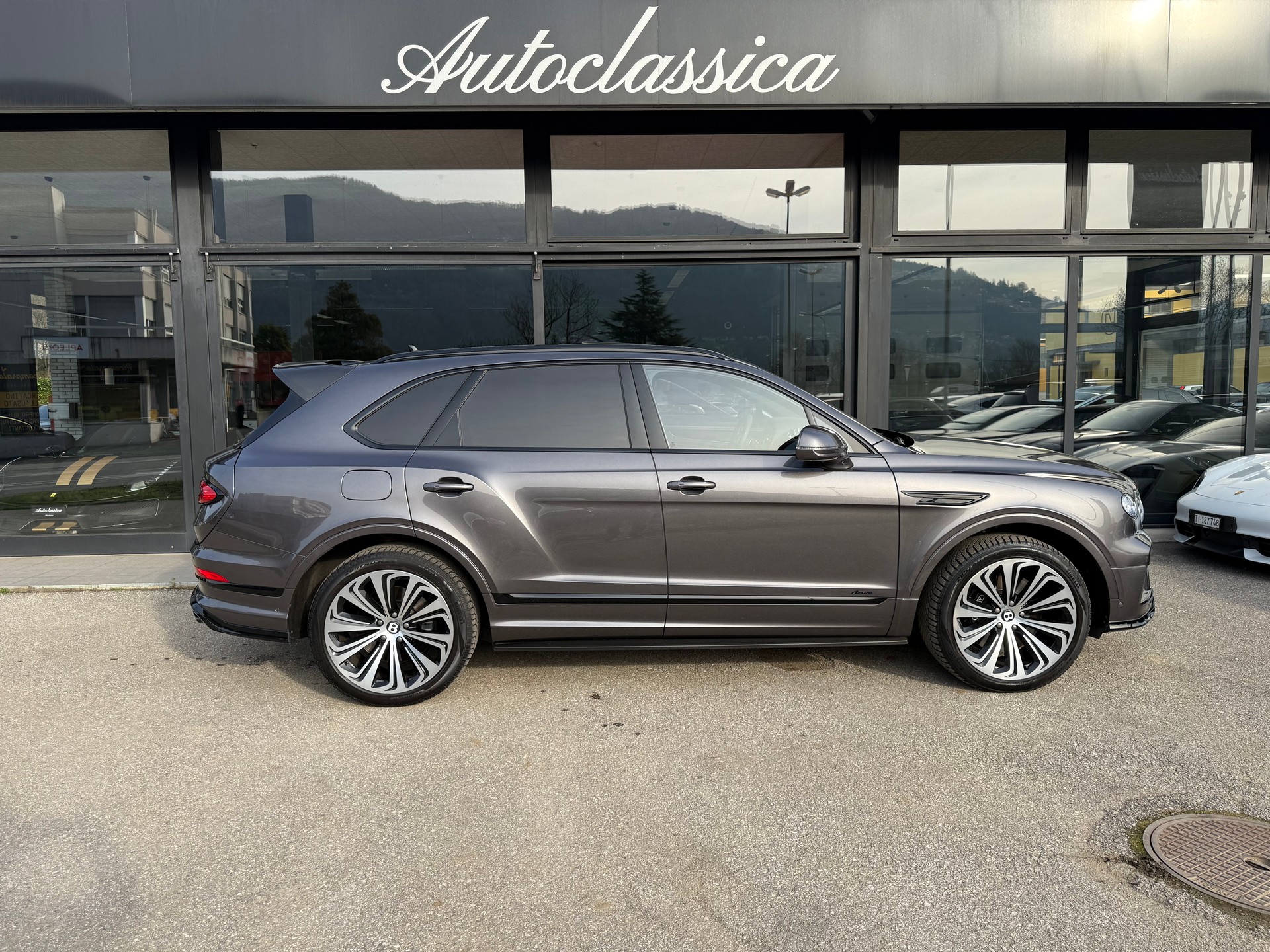 BENTLEY Bentayga Azure-image-3