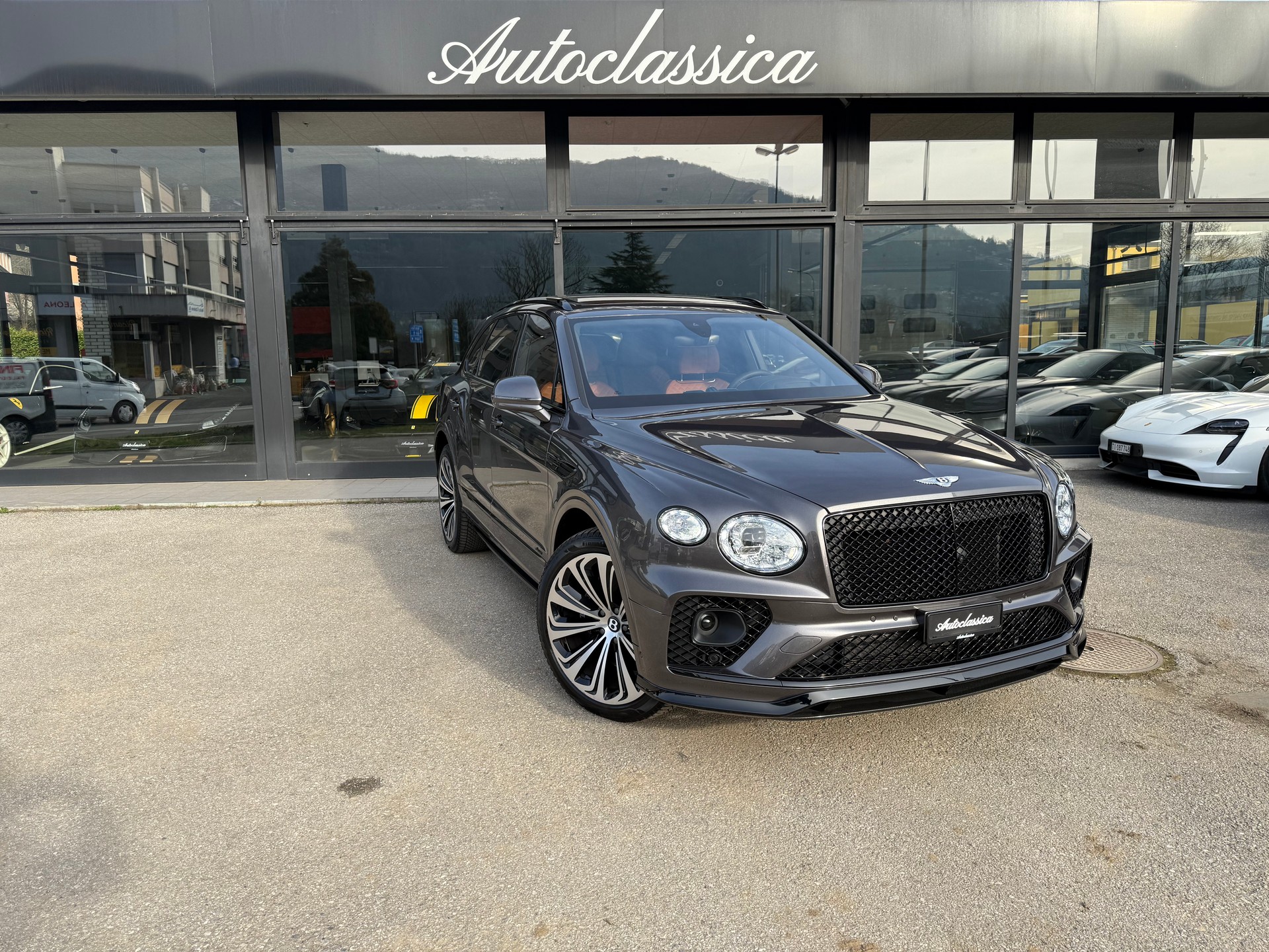 BENTLEY Bentayga Azure-image-0