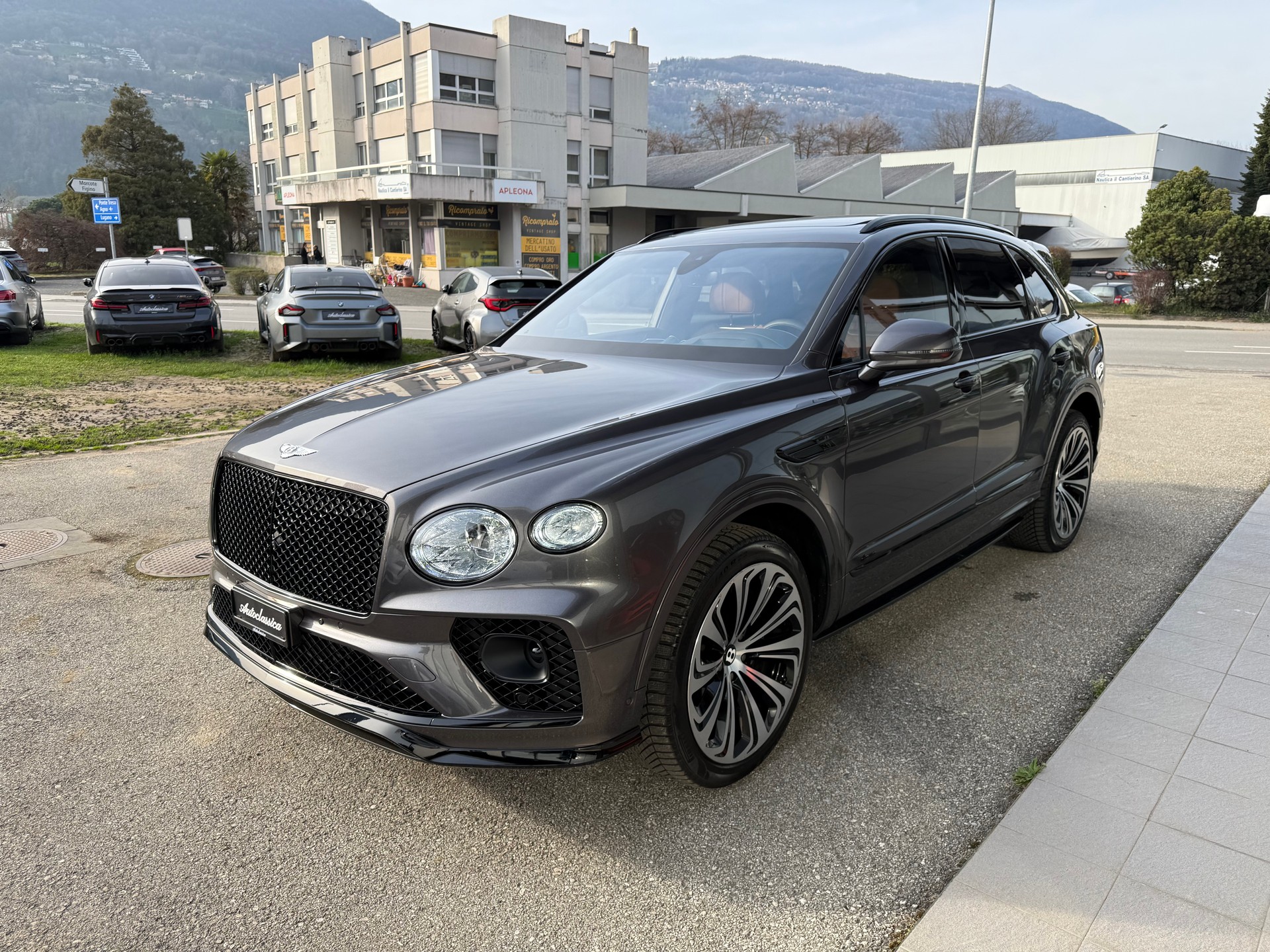 BENTLEY Bentayga Azure-image-5