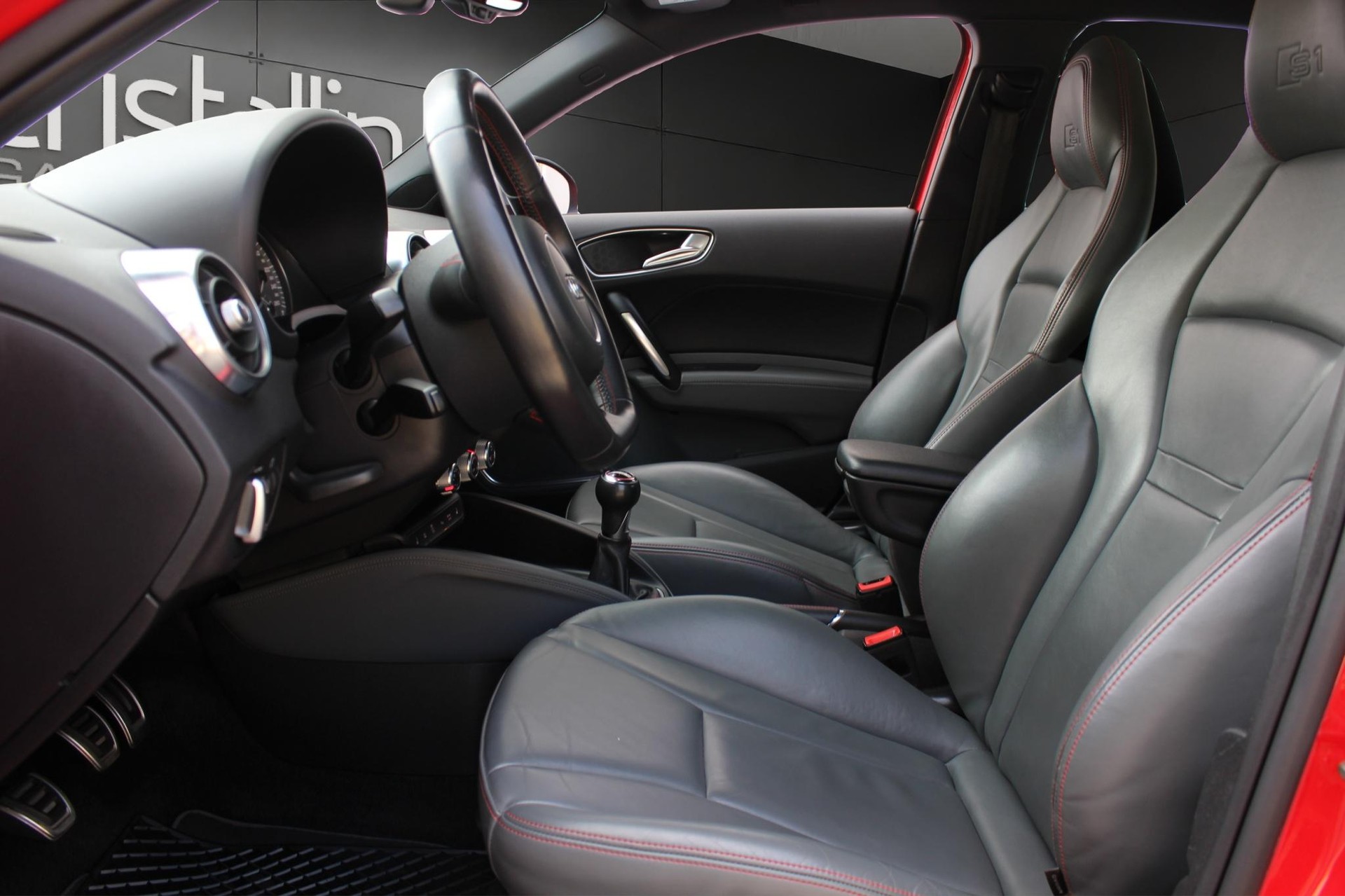 AUDI S1 Sportback 2.0 TFSI quattro-image-6