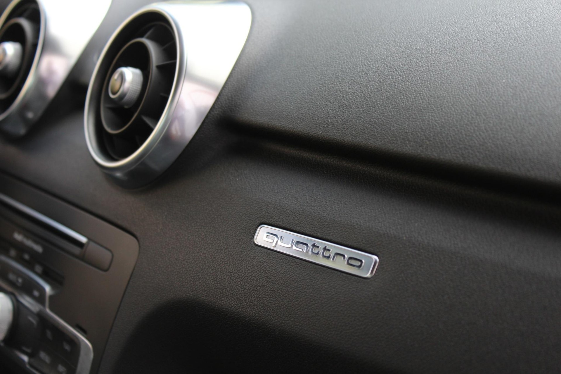 AUDI S1 Sportback 2.0 TFSI quattro-image-9