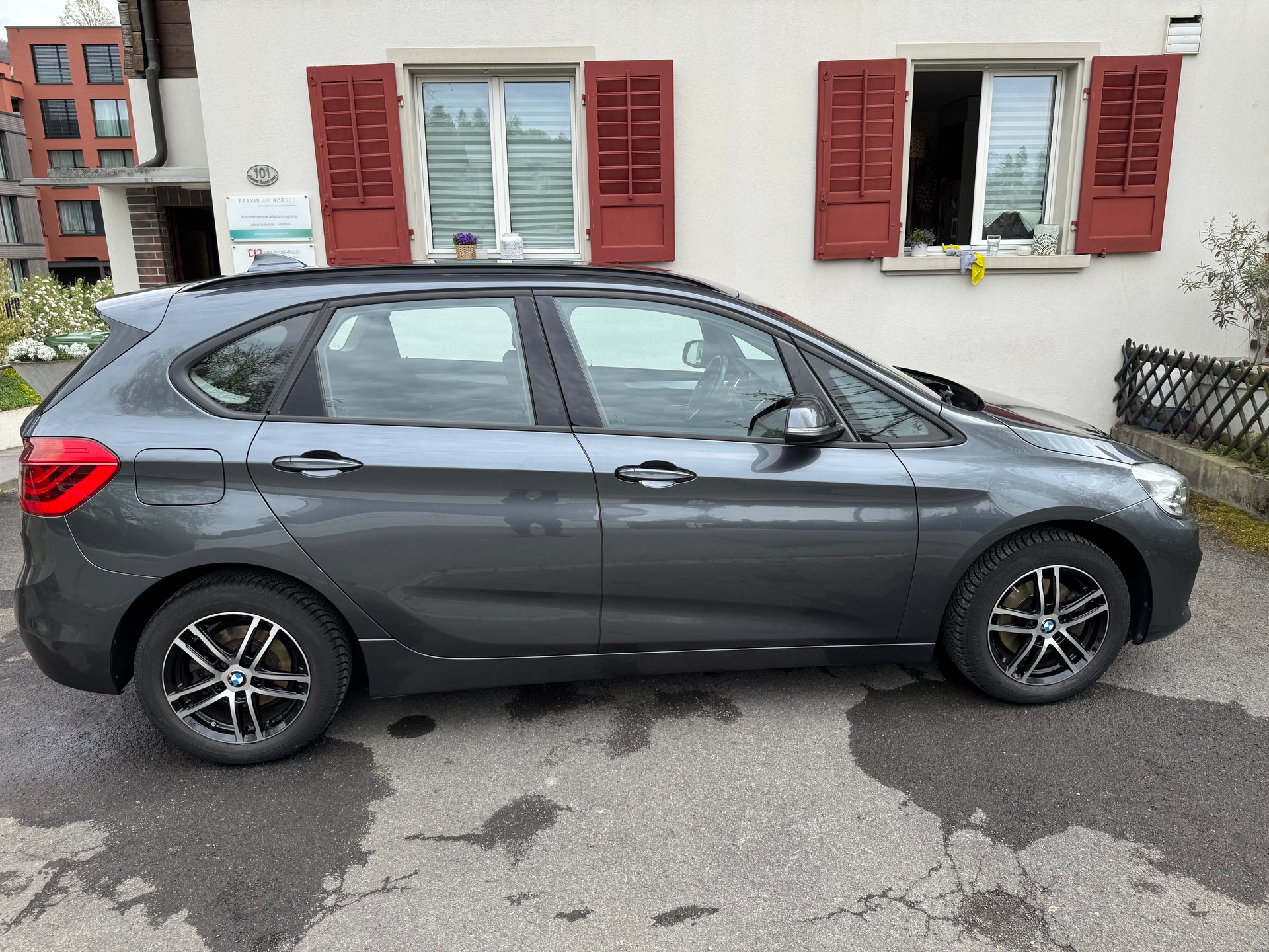 BMW 218d xDrive-image-5