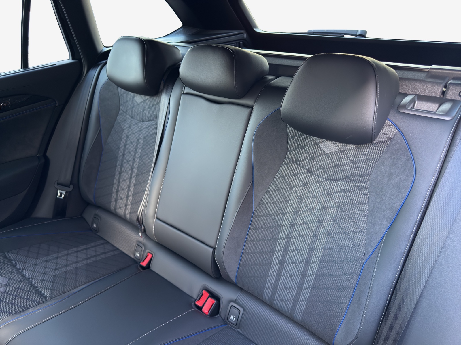 VW Passat Variant 2.0 TDI evo R-Line 4 Motion DSG-image-11