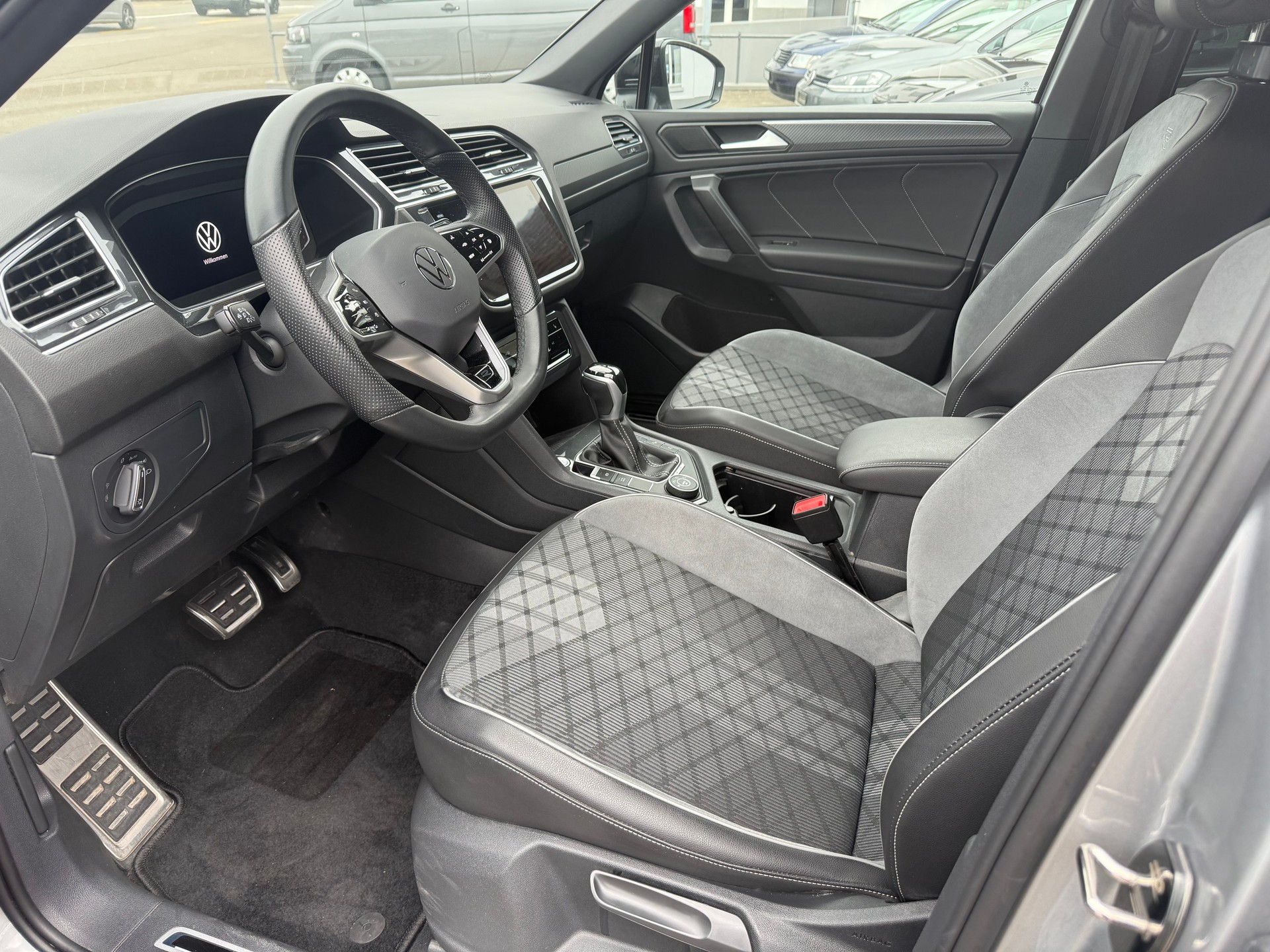VW Tiguan Allspace 2.0 TDI SCR R-Line 4Motion DSG-image-8