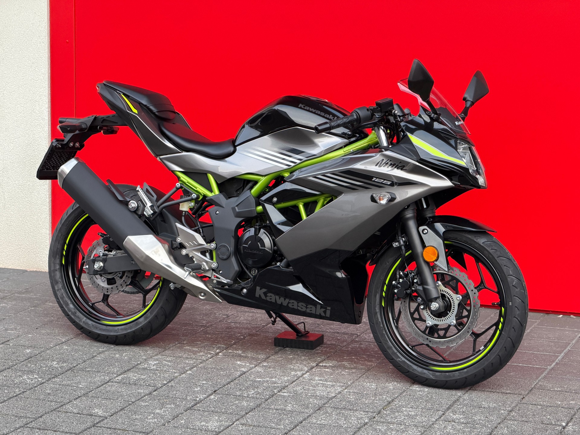 KAWASAKI Ninja 125-showroom-element-3