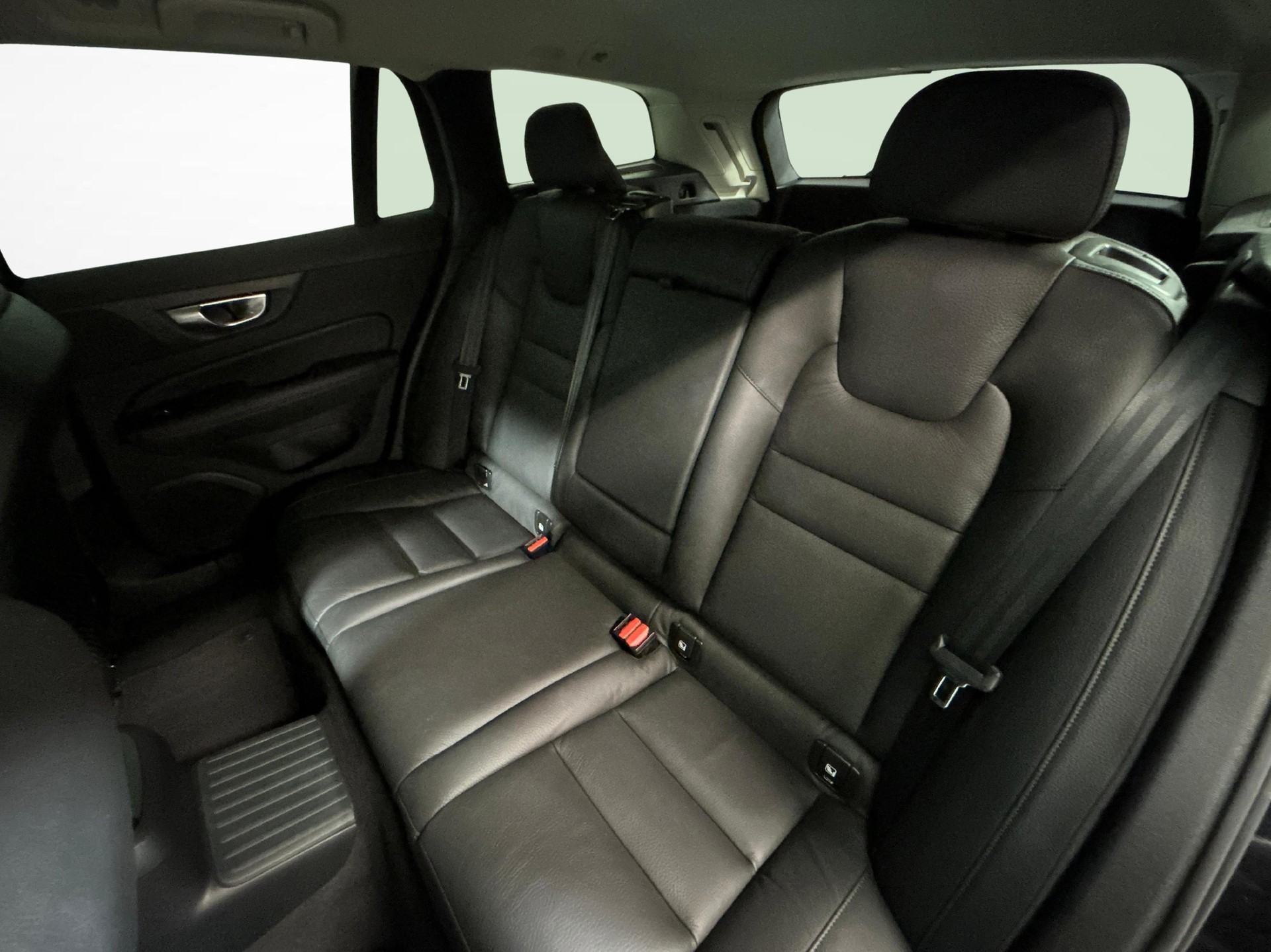 VOLVO V60 2.0 T6 TE Plus Dark eAWD-image-4