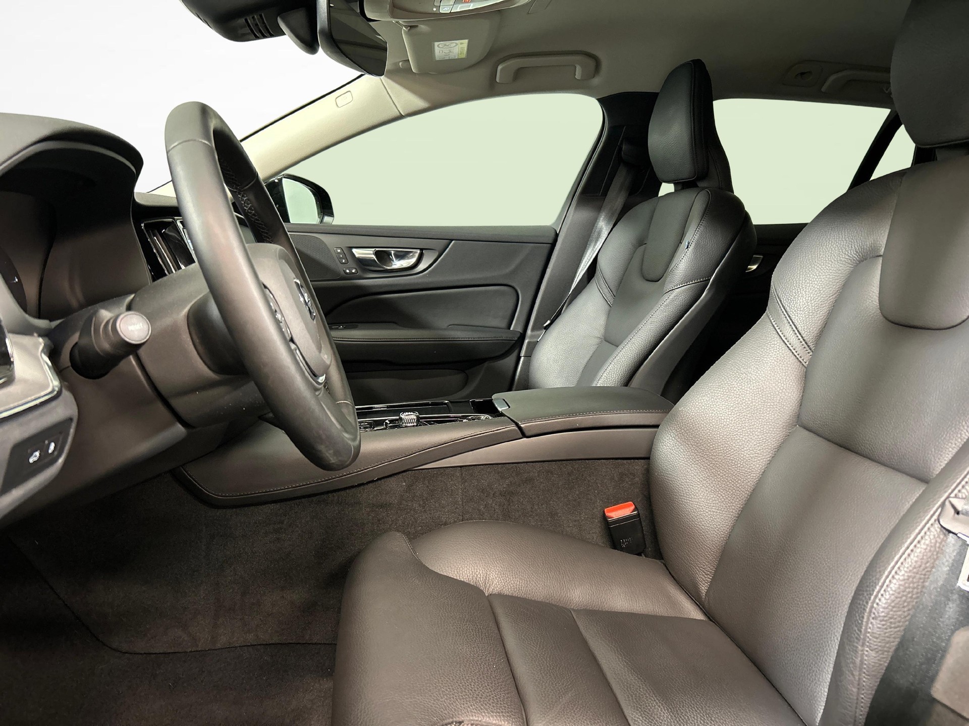 VOLVO V60 2.0 T6 TE Plus Dark eAWD-image-3