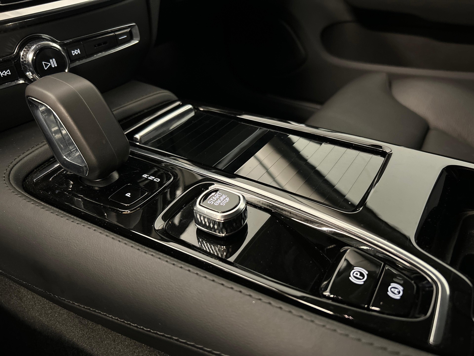VOLVO V60 2.0 T6 TE Plus Dark eAWD-image-15