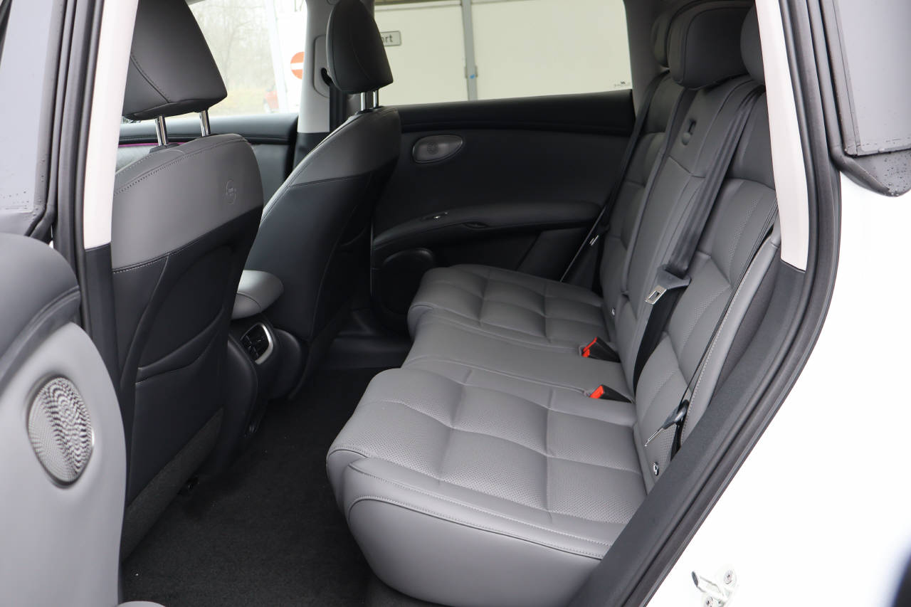 MG IM6 100 kWh Performance 21 4WD-image-13