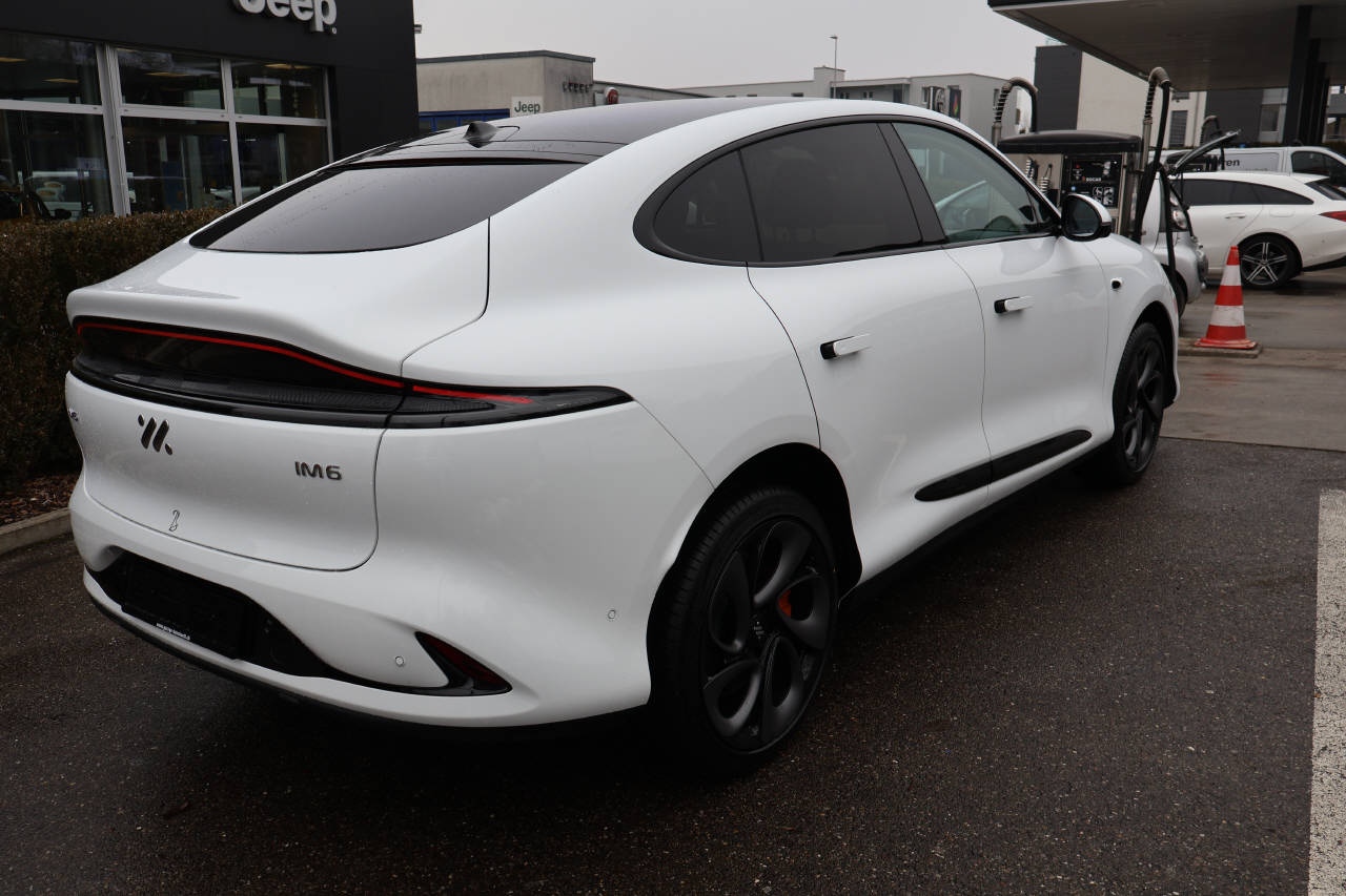 MG IM6 100 kWh Performance 21 4WD-image-1