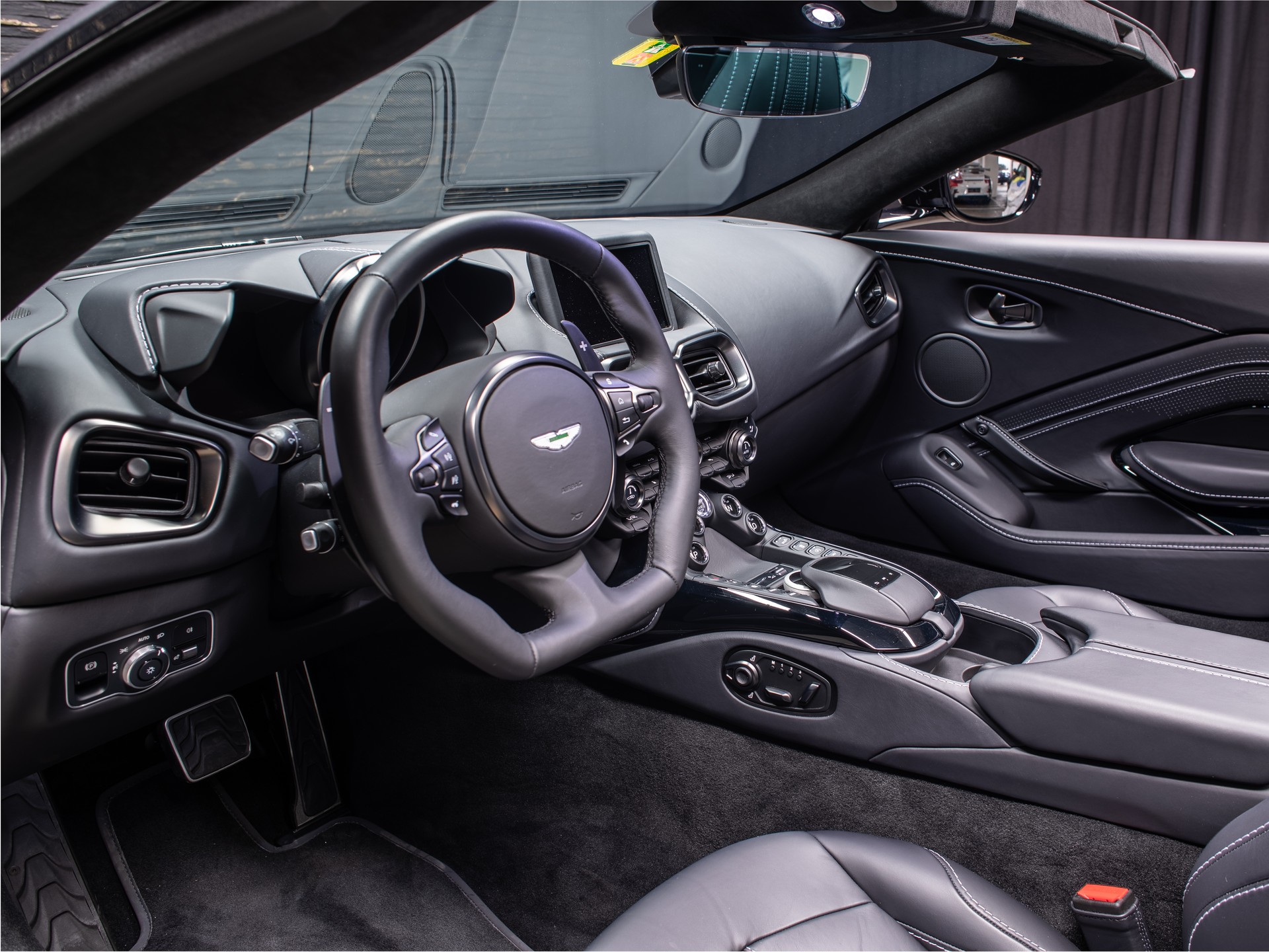 ASTON MARTIN V8 Vantage 4.0 Roadster-image-17