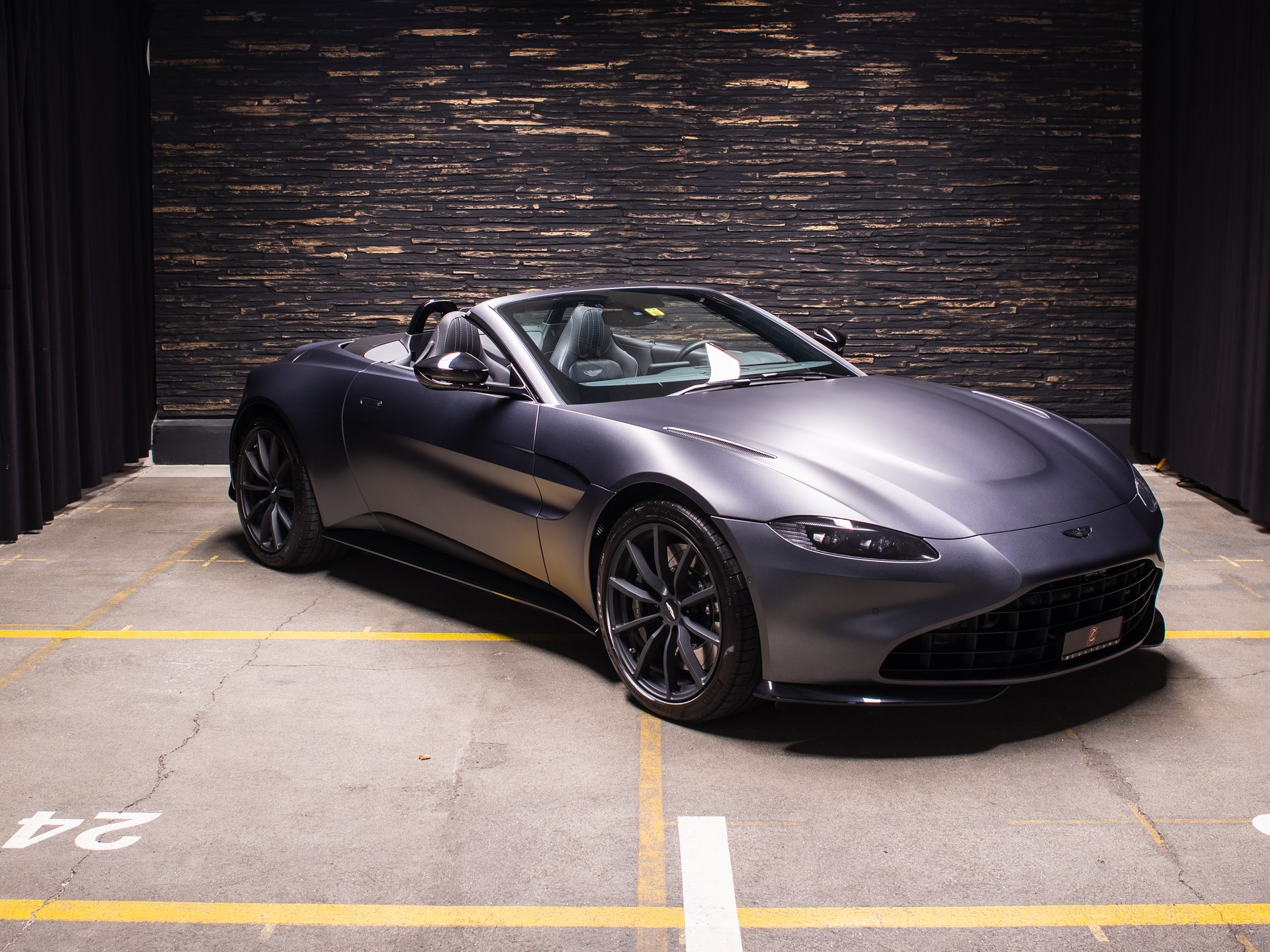 ASTON MARTIN V8 Vantage 4.0 Roadster-image-31