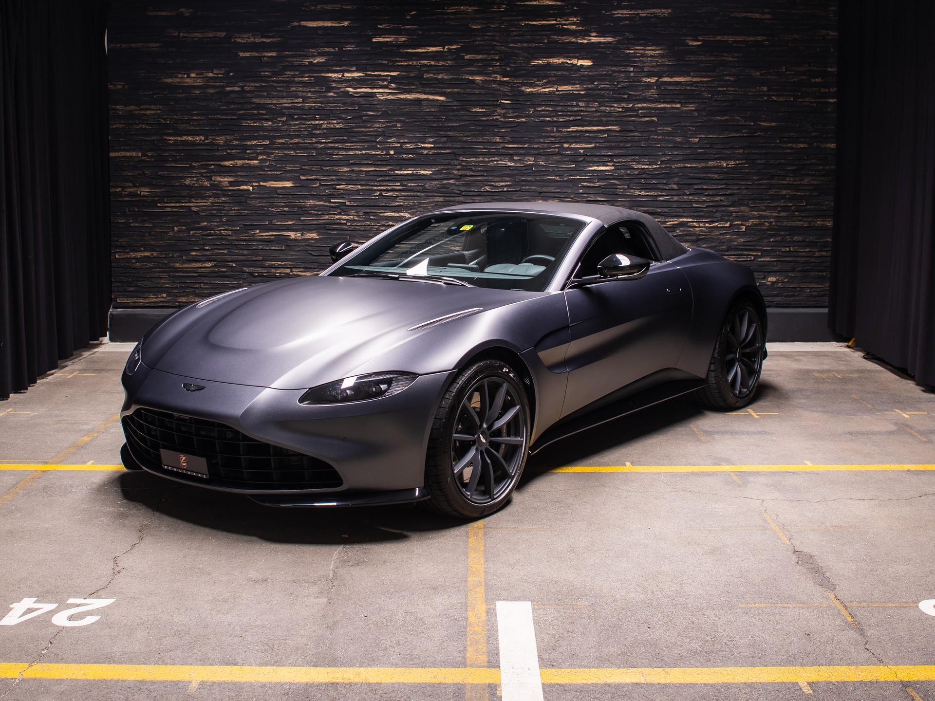 ASTON MARTIN V8 Vantage 4.0 Roadster-image-6