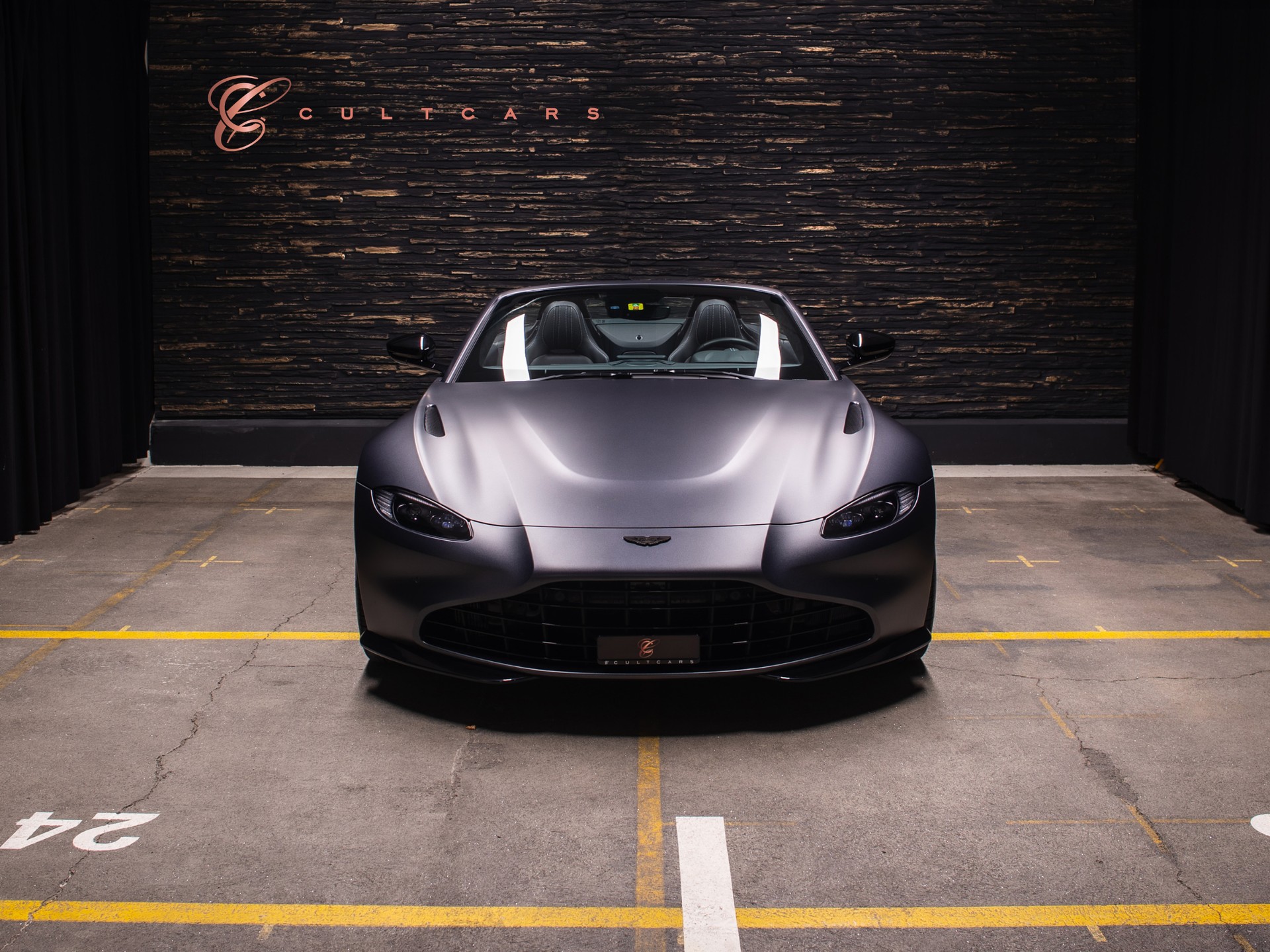 ASTON MARTIN V8 Vantage 4.0 Roadster-showroom-element-3