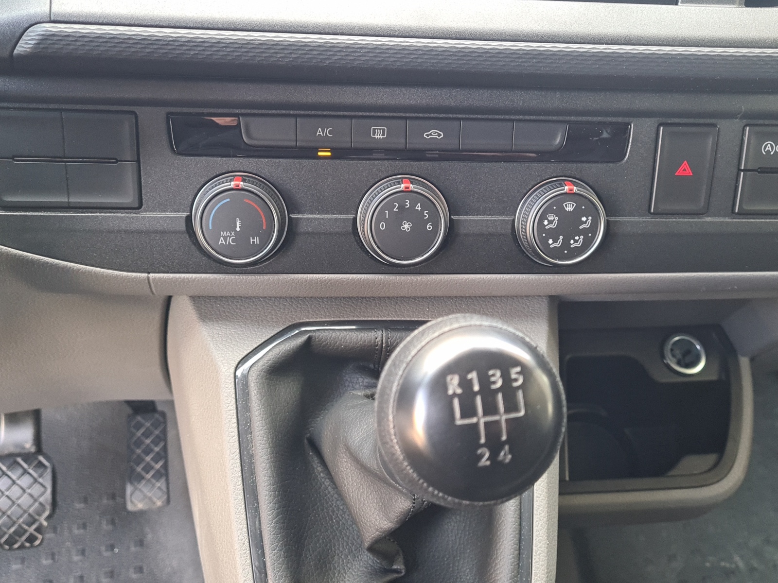 VW T6.1 2.0 TDI-image-12