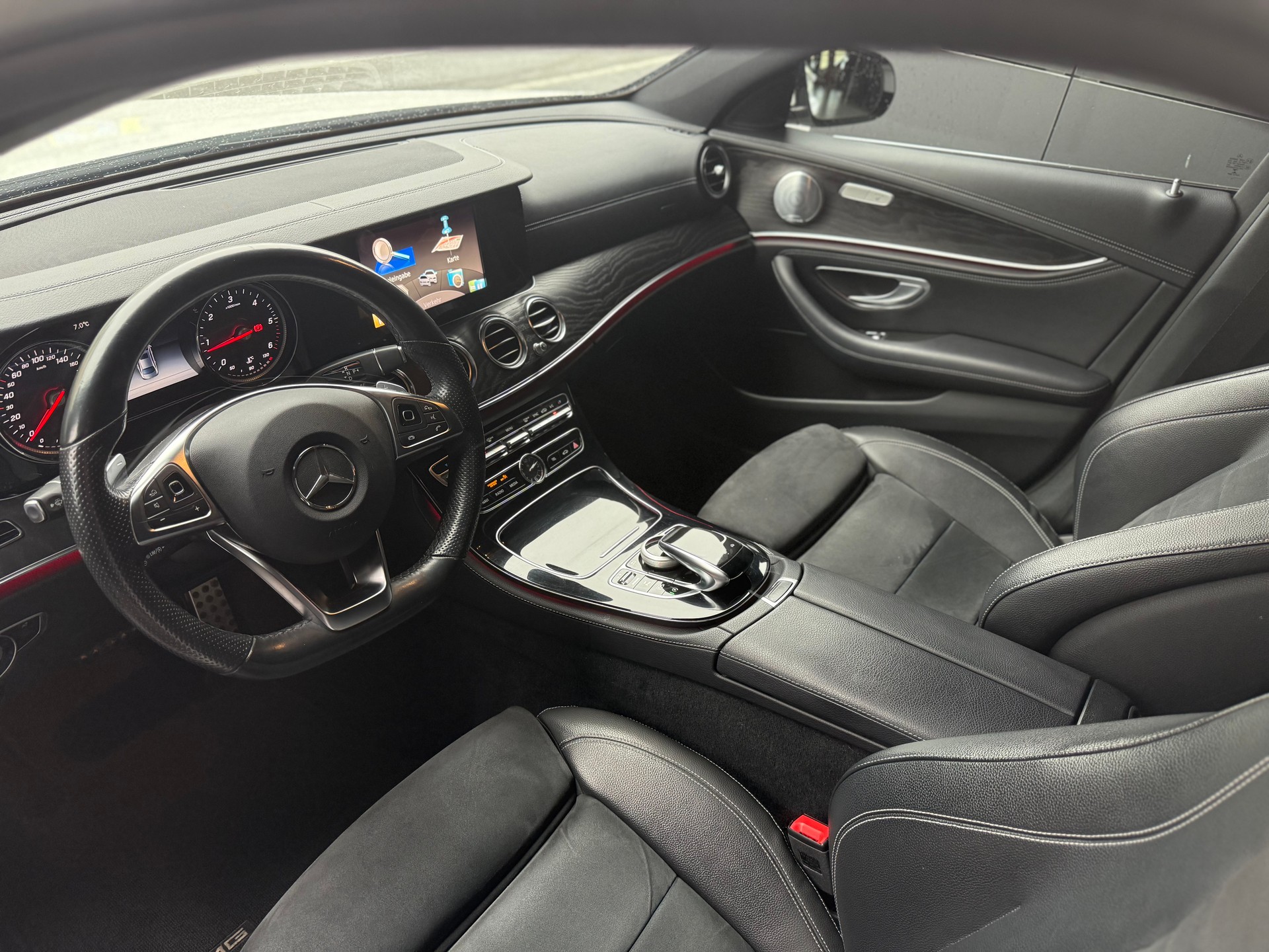 MERCEDES-BENZ E 220 d AMG Line 9G-Tronic-image-5