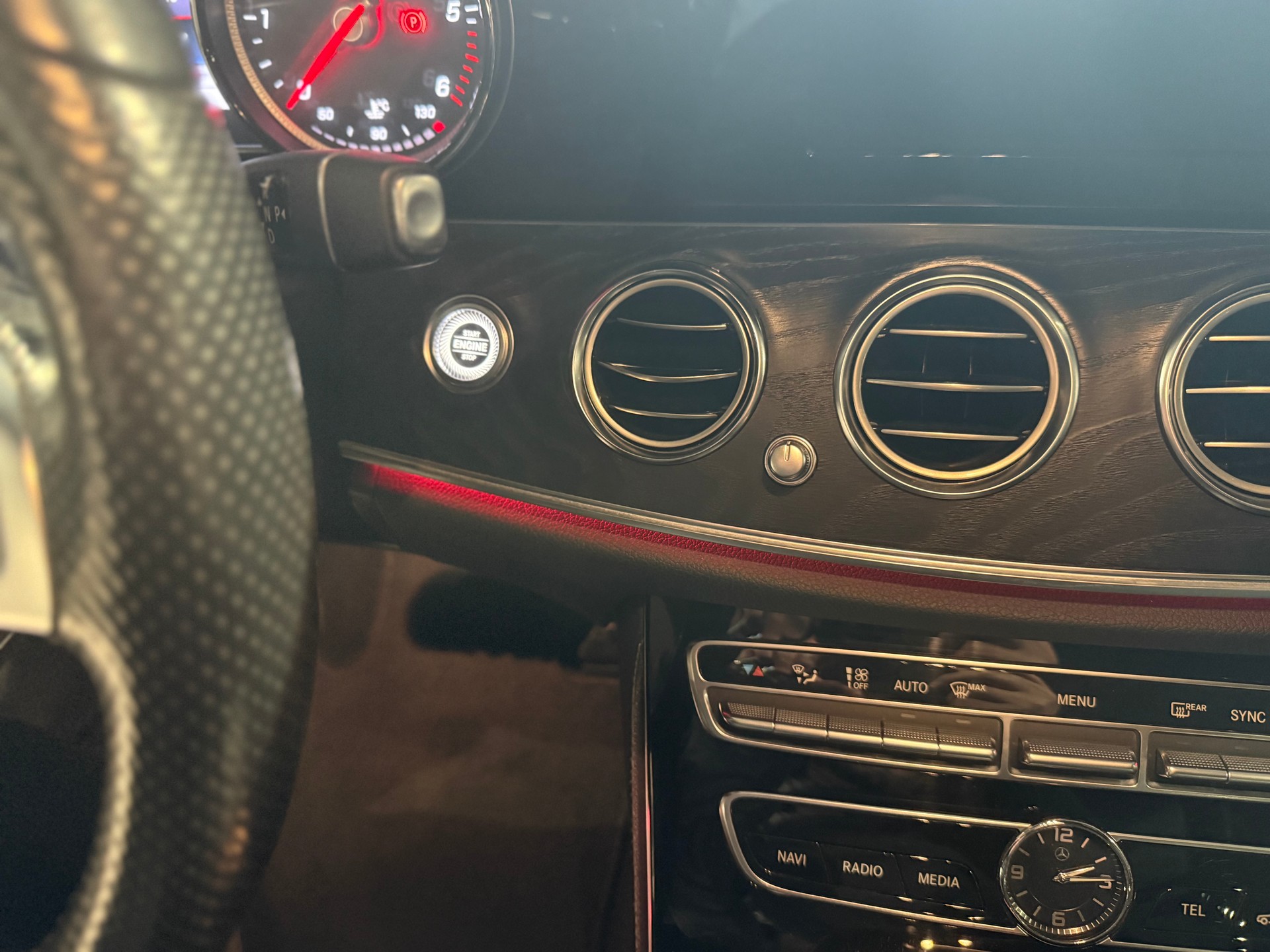 MERCEDES-BENZ E 220 d AMG Line 9G-Tronic-image-10