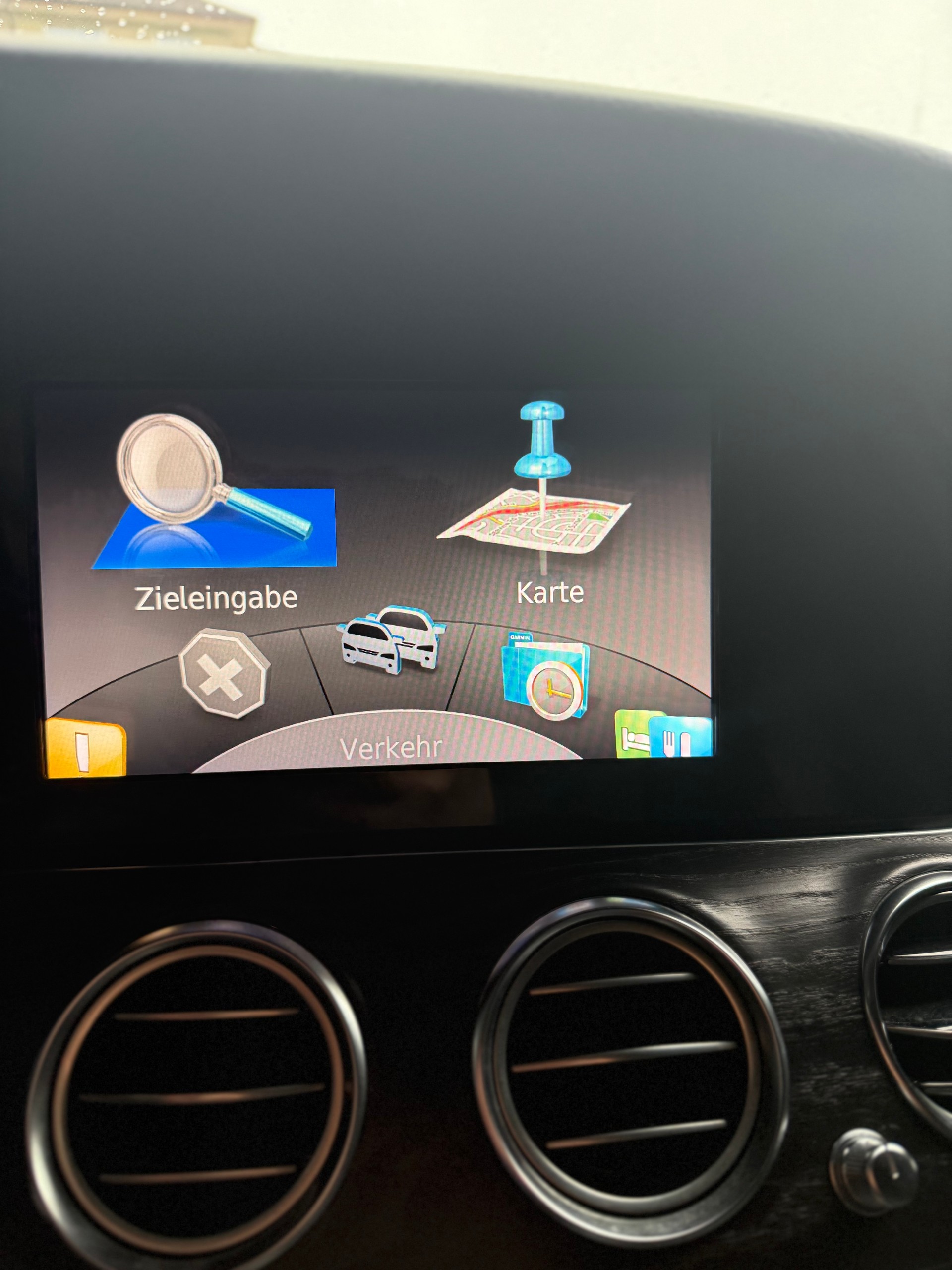 MERCEDES-BENZ E 220 d AMG Line 9G-Tronic-image-14