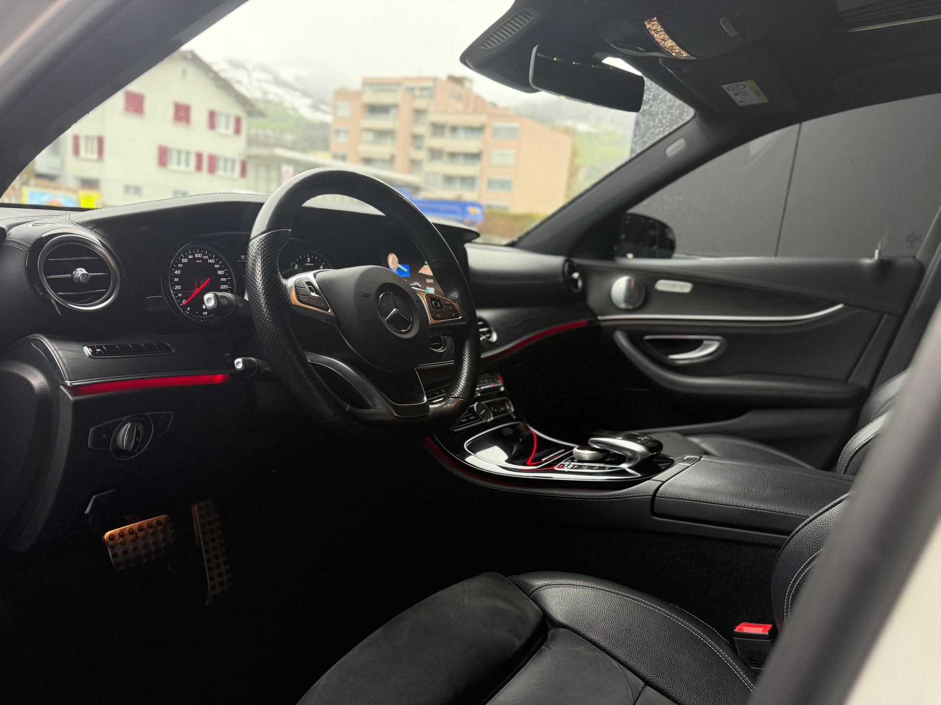 MERCEDES-BENZ E 220 d AMG Line 9G-Tronic-image-4