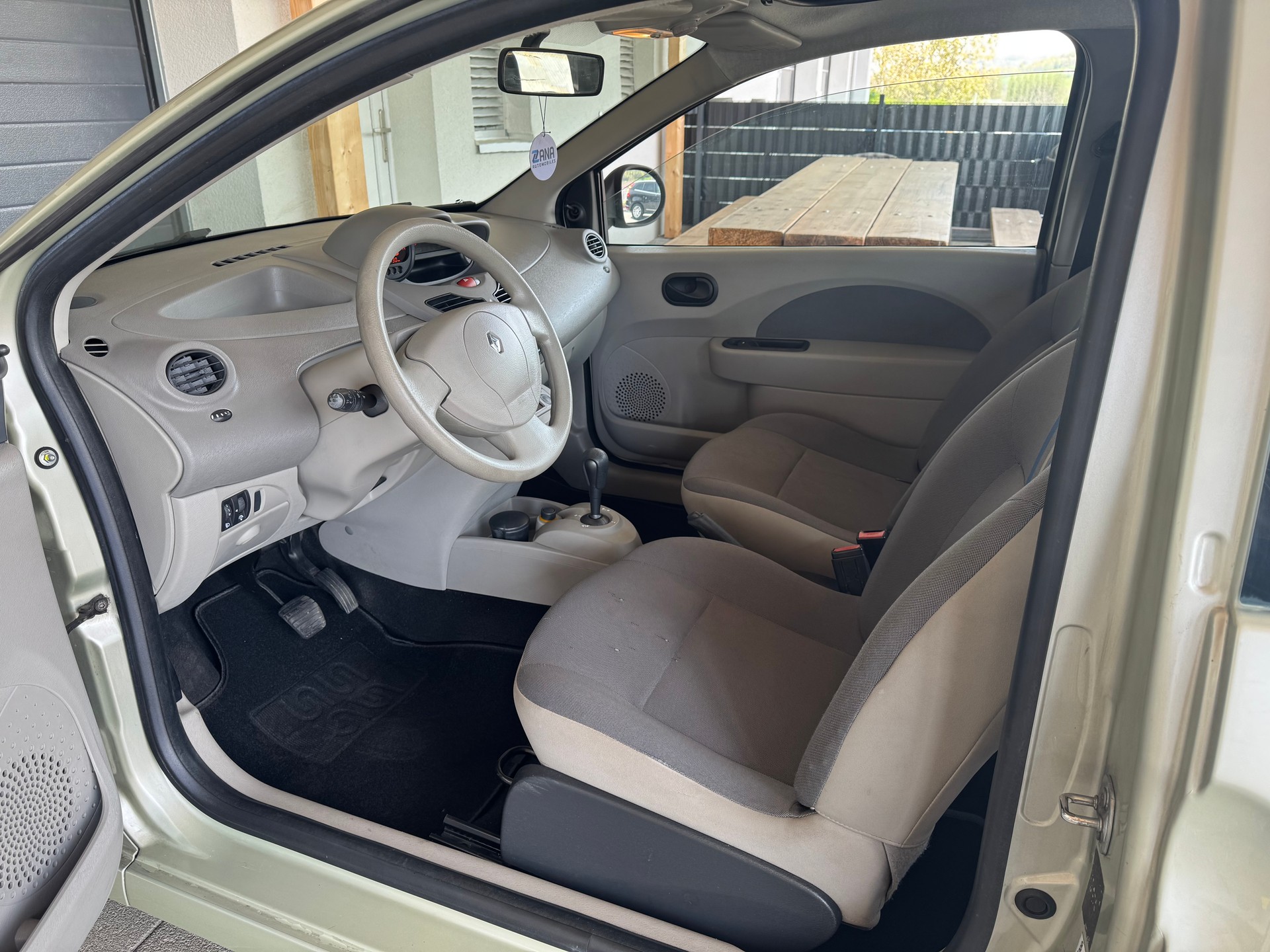 RENAULT Twingo 1.2 16V Initiale Quickshift-image-8