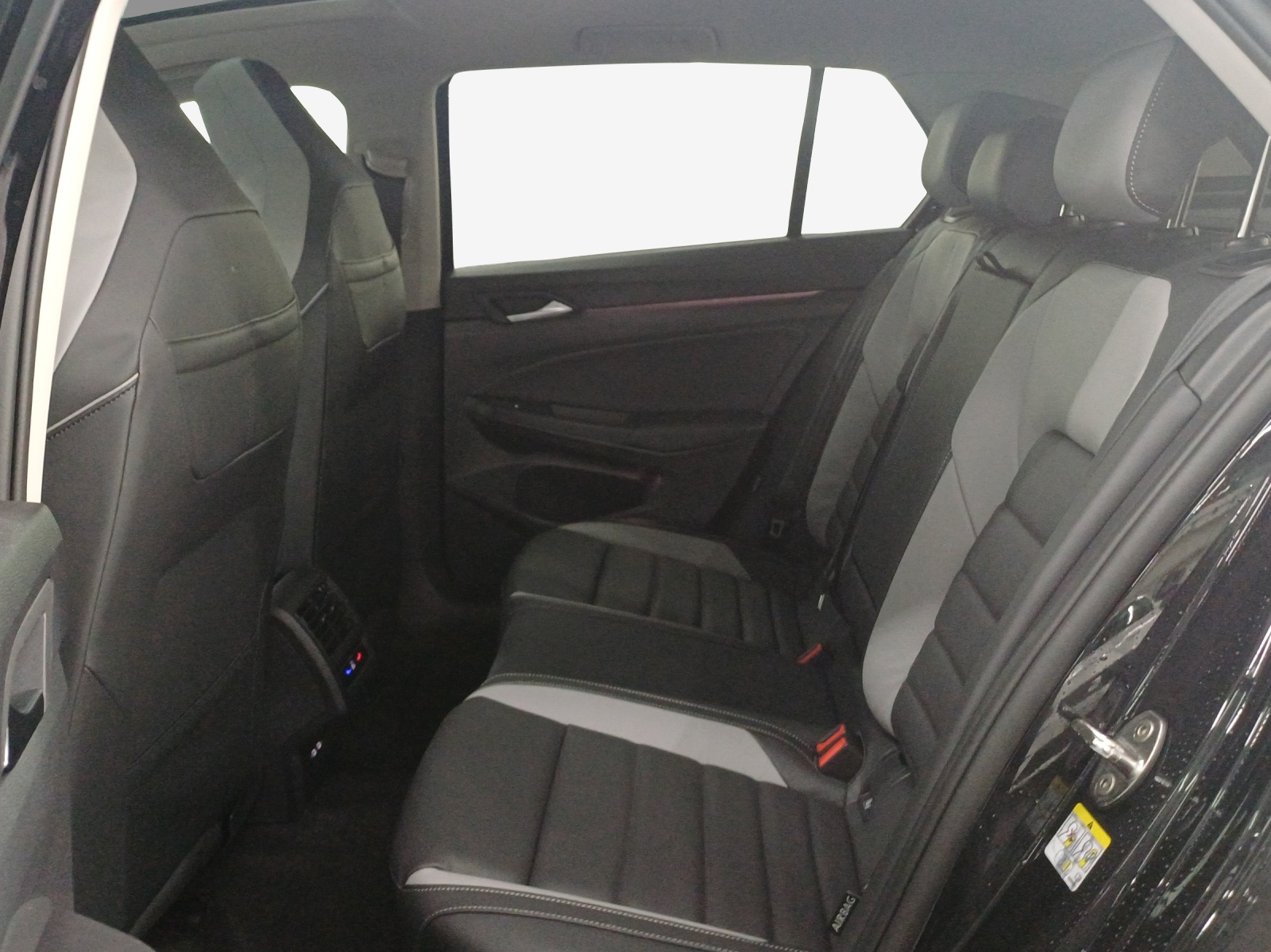 VW Golf 1.5 TSI PHEV Style-image-11