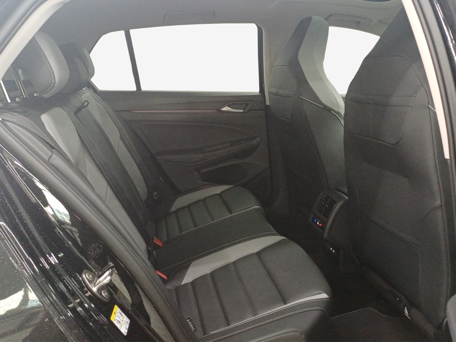 VW Golf 1.5 TSI PHEV Style-image-13