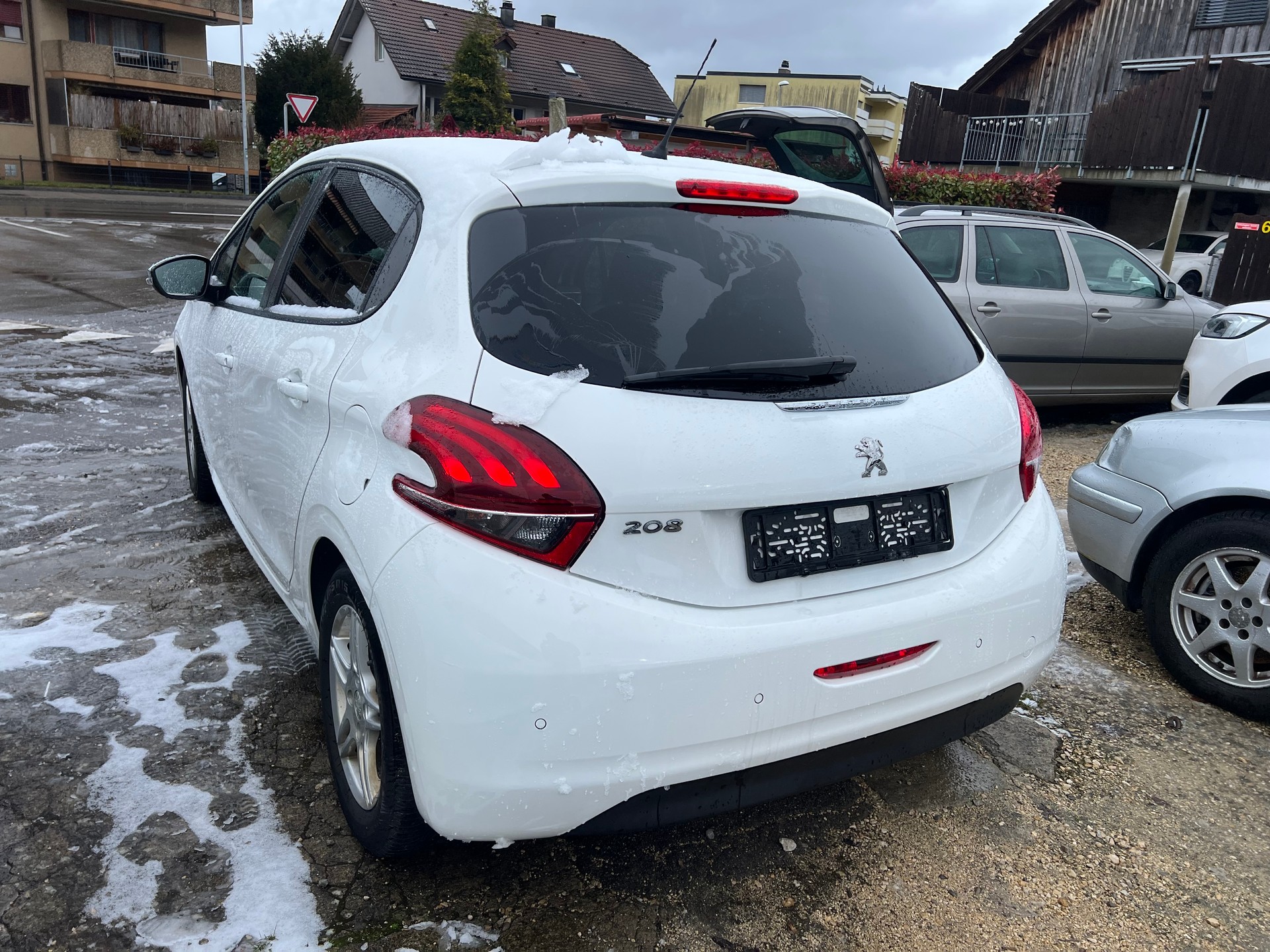 PEUGEOT 208 1.2 PureTech Signature -frisch ab Mfk-image-2
