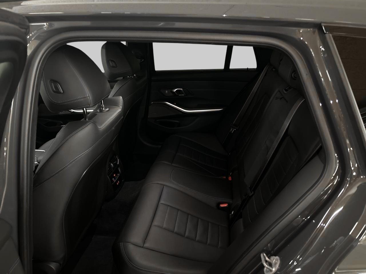 BMW 330i xDrive Touring M Sport-image-15
