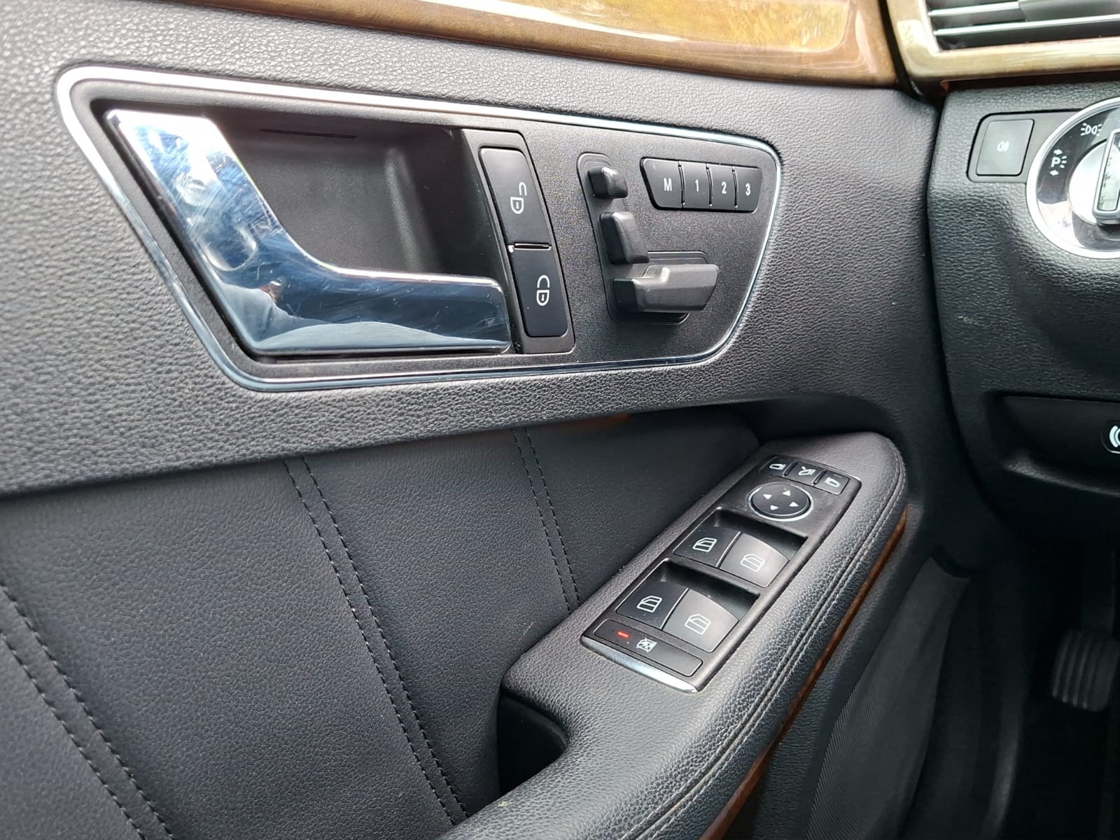 MERCEDES-BENZ E 350 CDI BlueEfficiency 4Matic 7G-Tronic-image-11