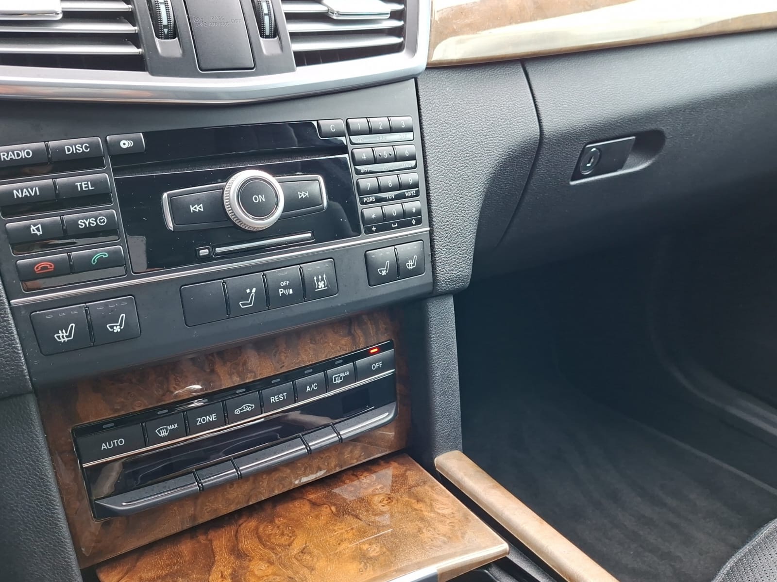 MERCEDES-BENZ E 350 CDI BlueEfficiency 4Matic 7G-Tronic-image-14