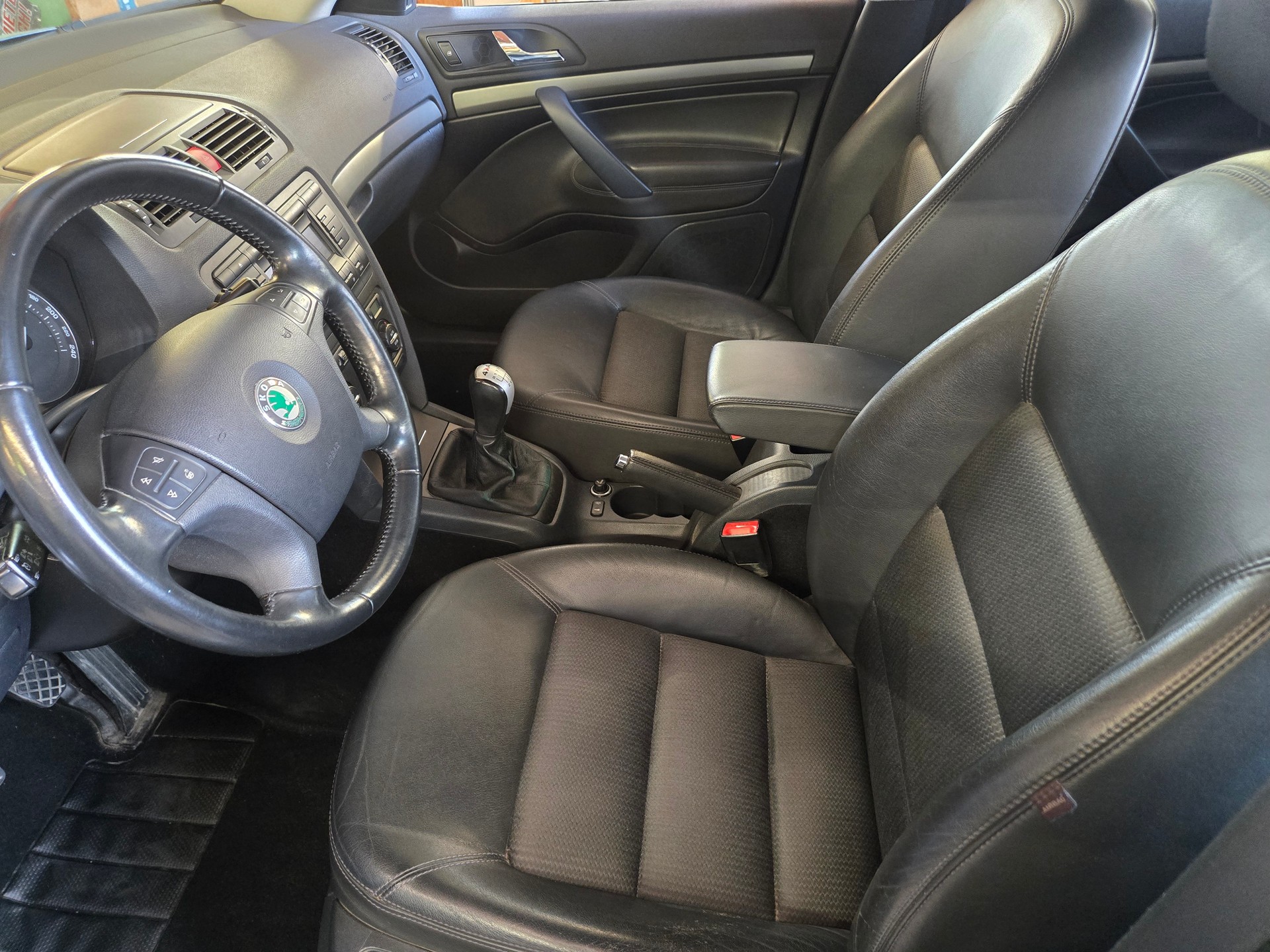 SKODA Octavia 2.0 FSI Swiss Adventure 4x4-image-12