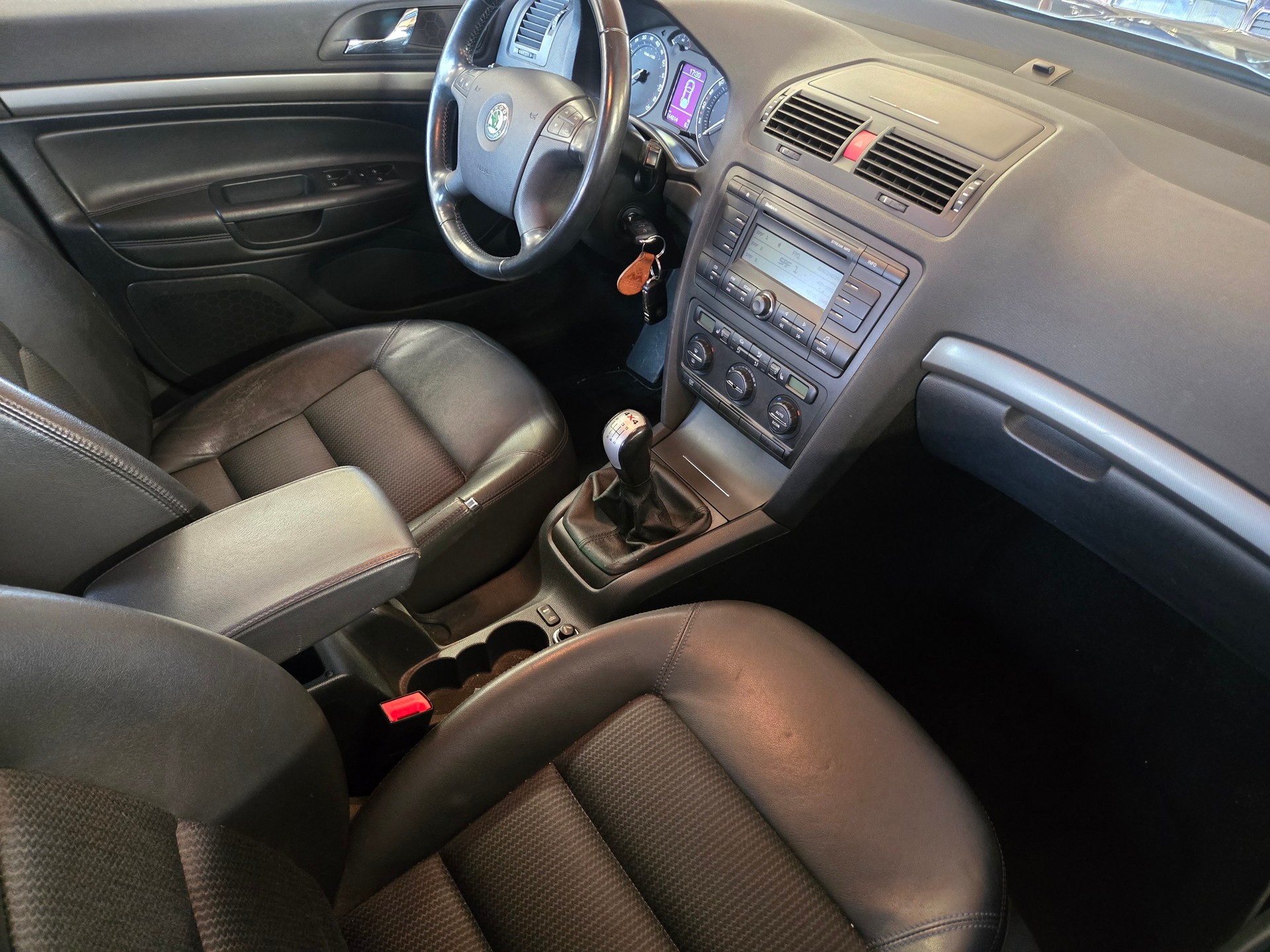 SKODA Octavia 2.0 FSI Swiss Adventure 4x4-image-4