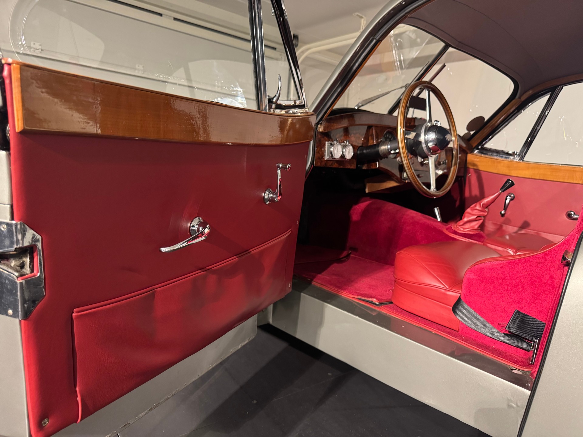 JAGUAR XK120 Coupé-image-14