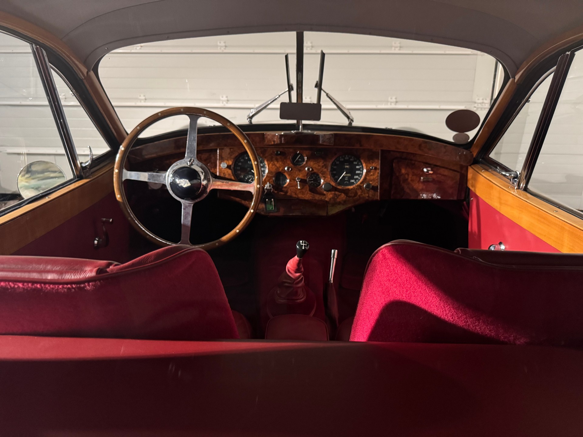 JAGUAR XK120 Coupé-image-19