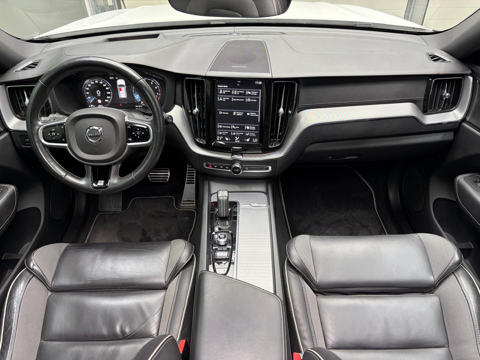 VOLVO XC60 B5 Benzin Mild Hybrid AWD R-Design Geartronic-image-17