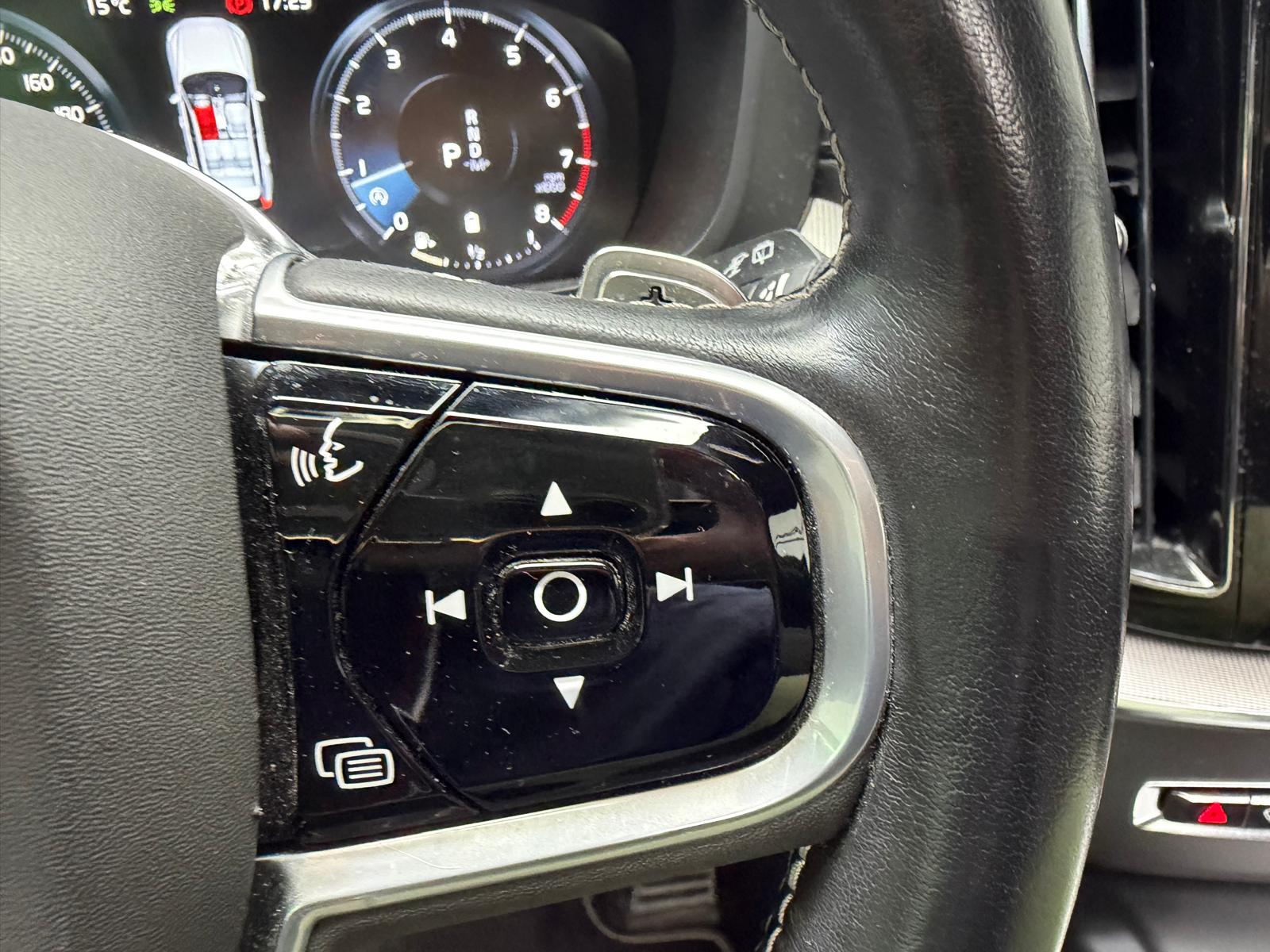 VOLVO XC60 B5 Benzin Mild Hybrid AWD R-Design Geartronic-image-21