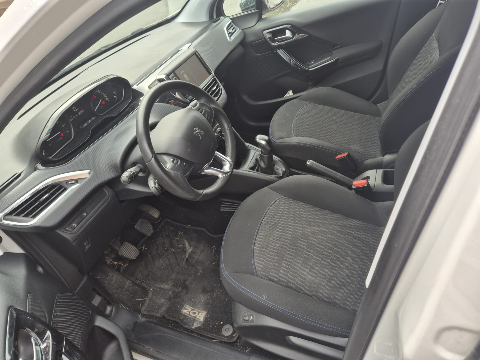 PEUGEOT 208 1.2 PureTech Style-image-10