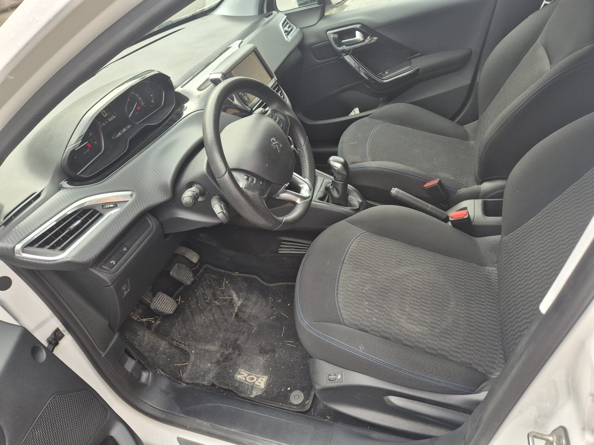 PEUGEOT 208 1.2 PureTech Style-image-11