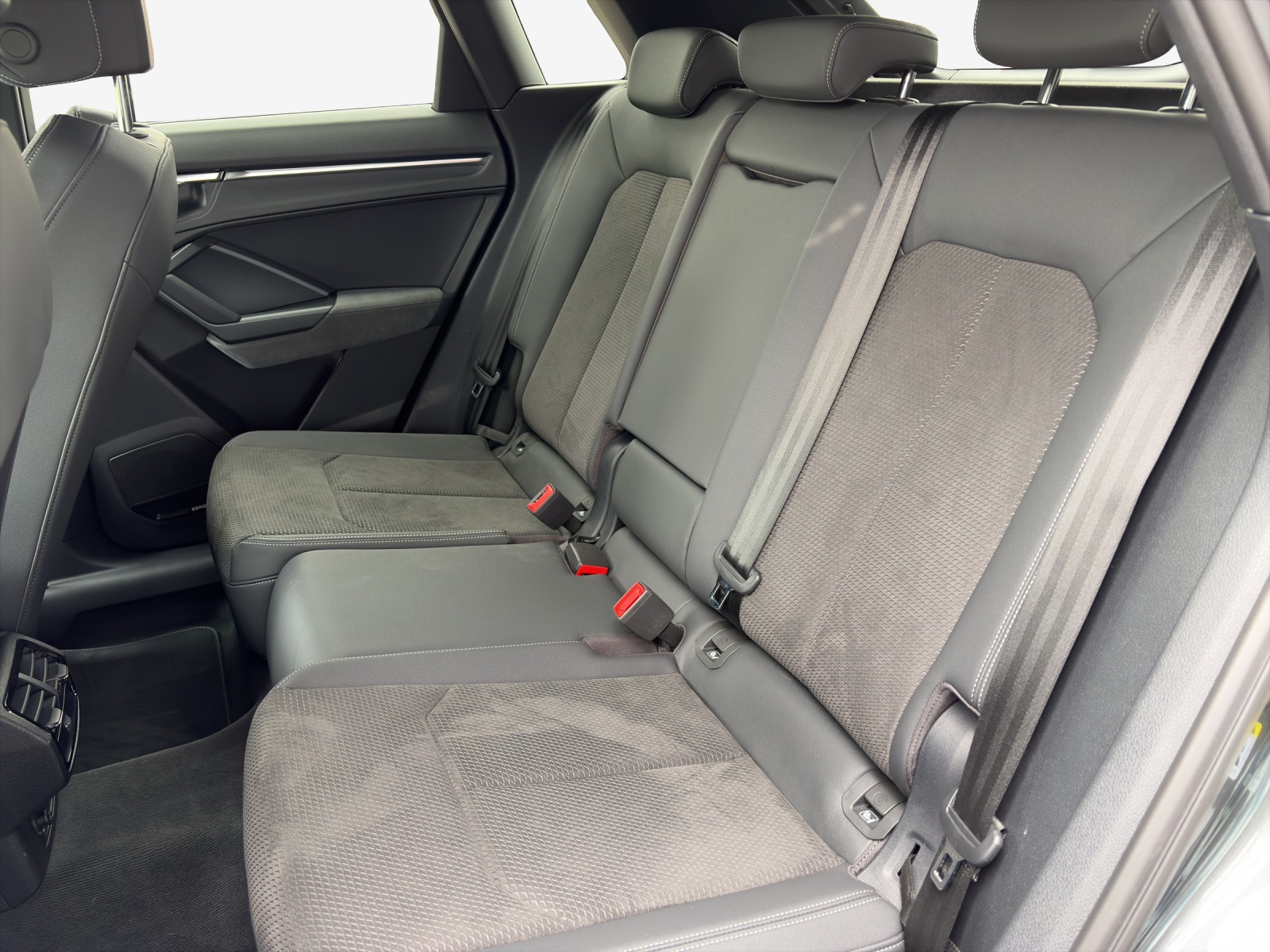 AUDI Q3 35 TFSI S line Attraction S-tronic-image-11