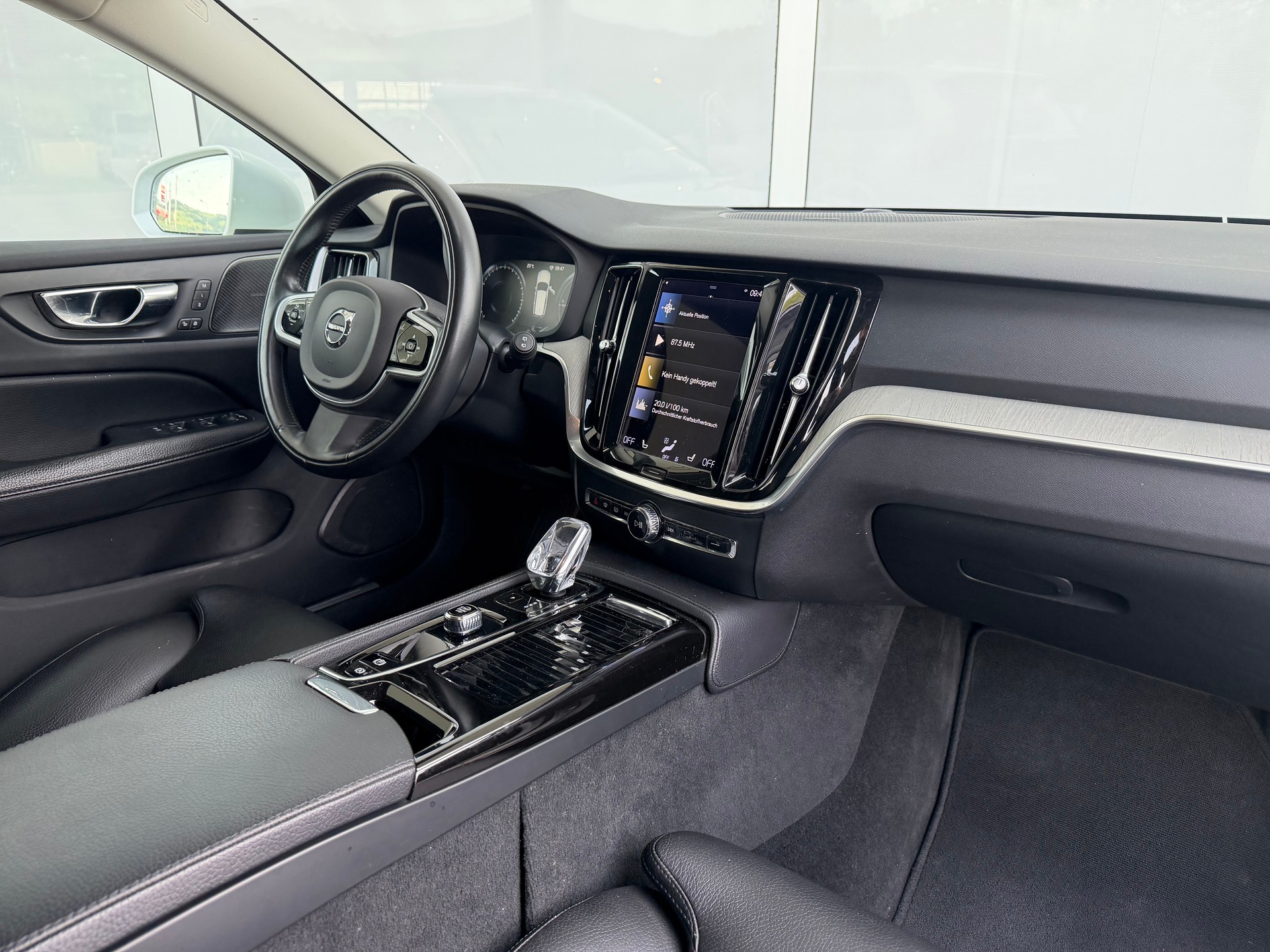 VOLVO V60 T6 eAWD Twin Engine Inscription Geartronic-image-2
