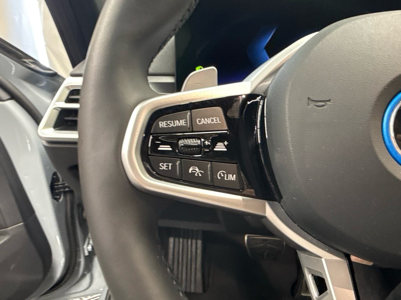 BMW 330e x DriveTouring Steptronic M Sport-image-8