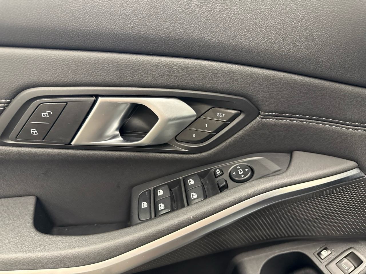 BMW 330e x DriveTouring Steptronic M Sport-image-5