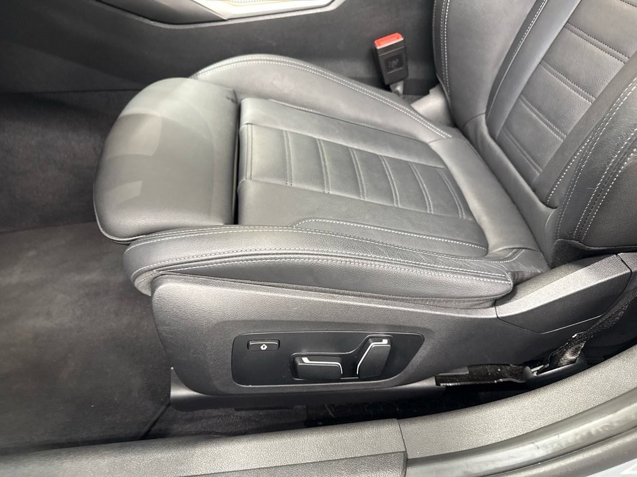 BMW 330e x DriveTouring Steptronic M Sport-image-4