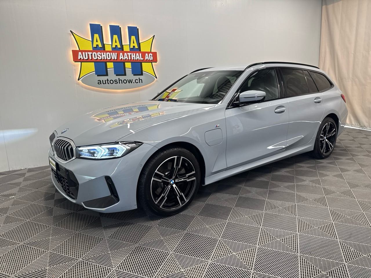 BMW 330e x DriveTouring Steptronic M Sport-image-0