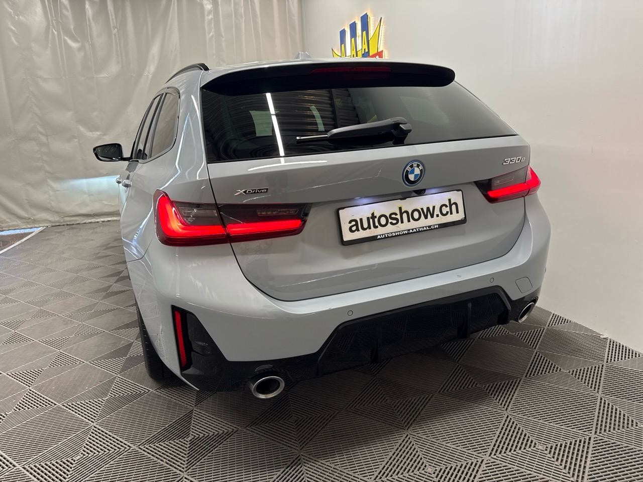 BMW 330e x DriveTouring Steptronic M Sport-image-14