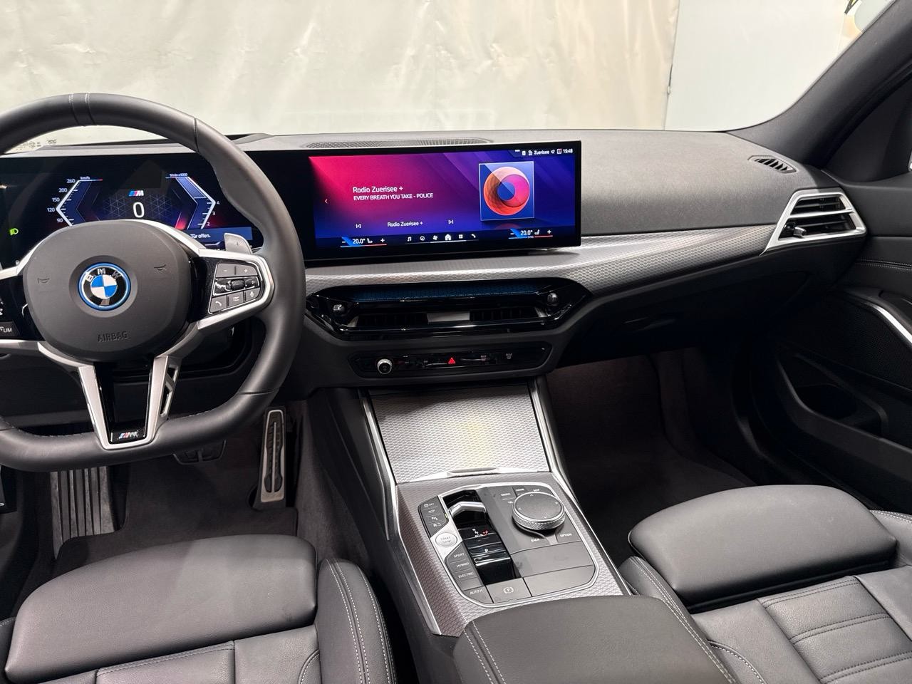 BMW 330e x DriveTouring Steptronic M Sport-image-6