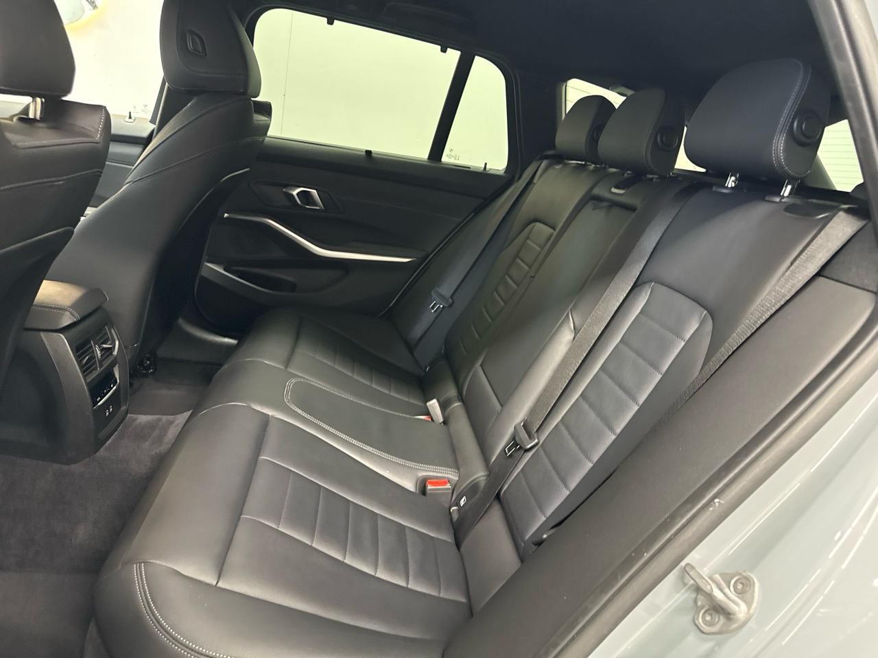 BMW 330e x DriveTouring Steptronic M Sport-image-10
